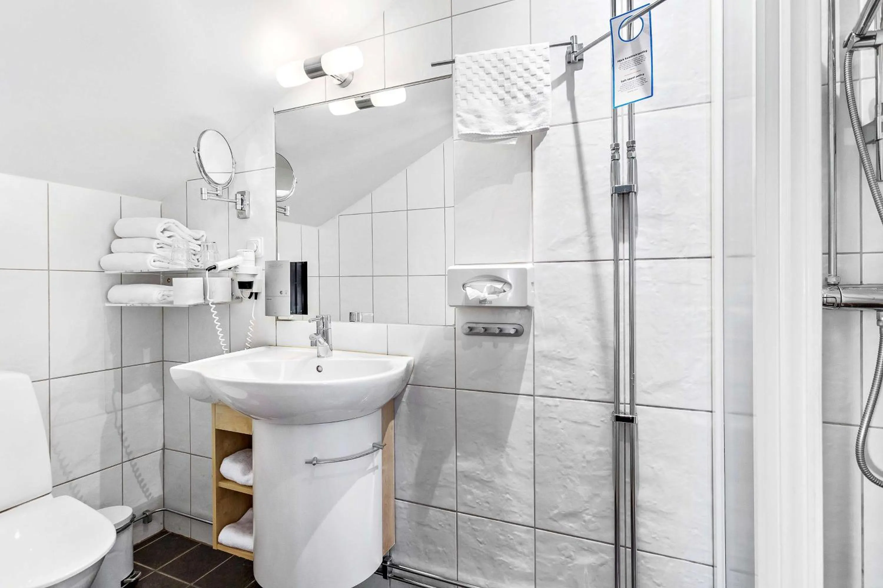 Bathroom in Vimmerby Stadshotell, WorldHotels Crafted