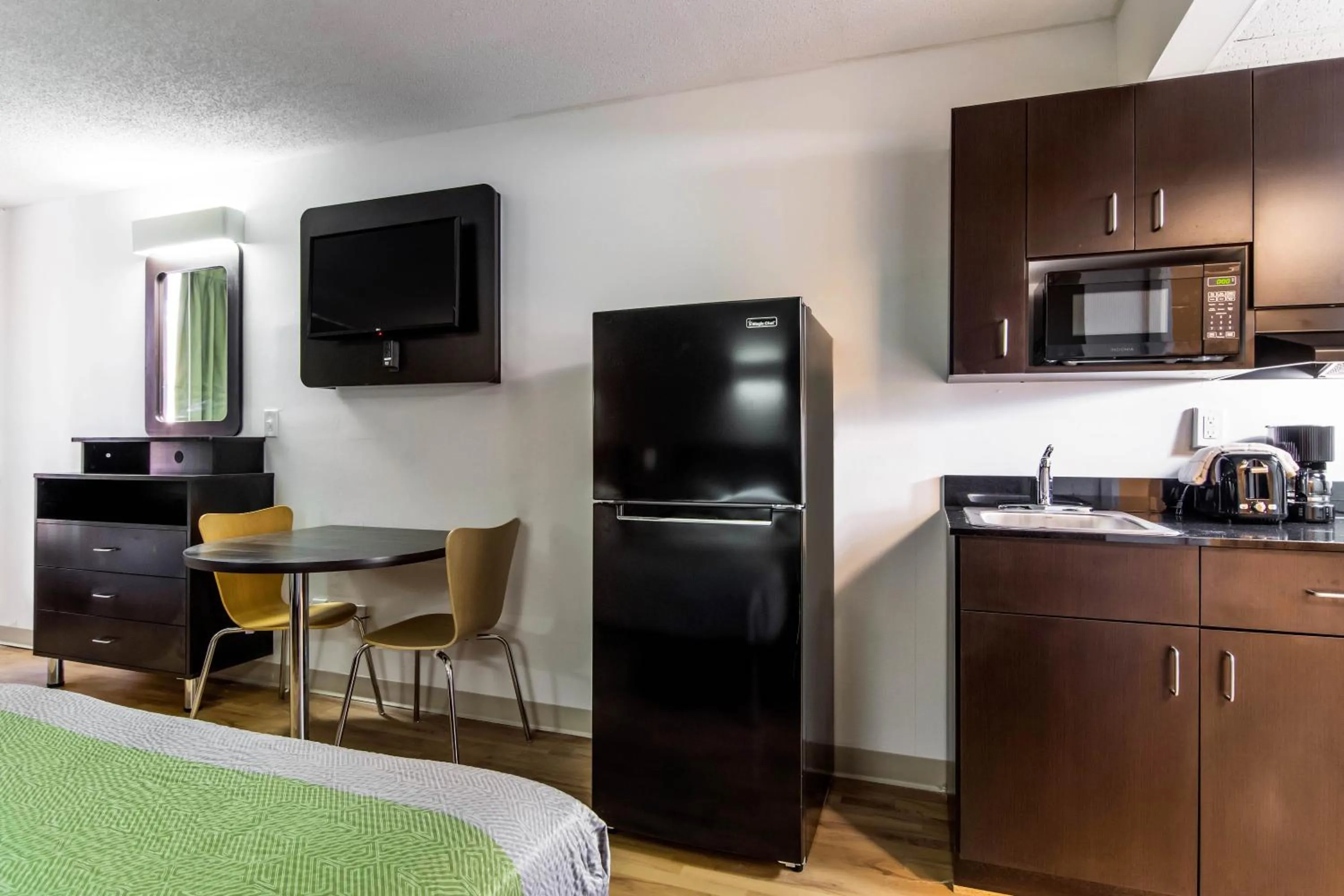 Kitchen or kitchenette, Bed in Studio 6 LaGrange