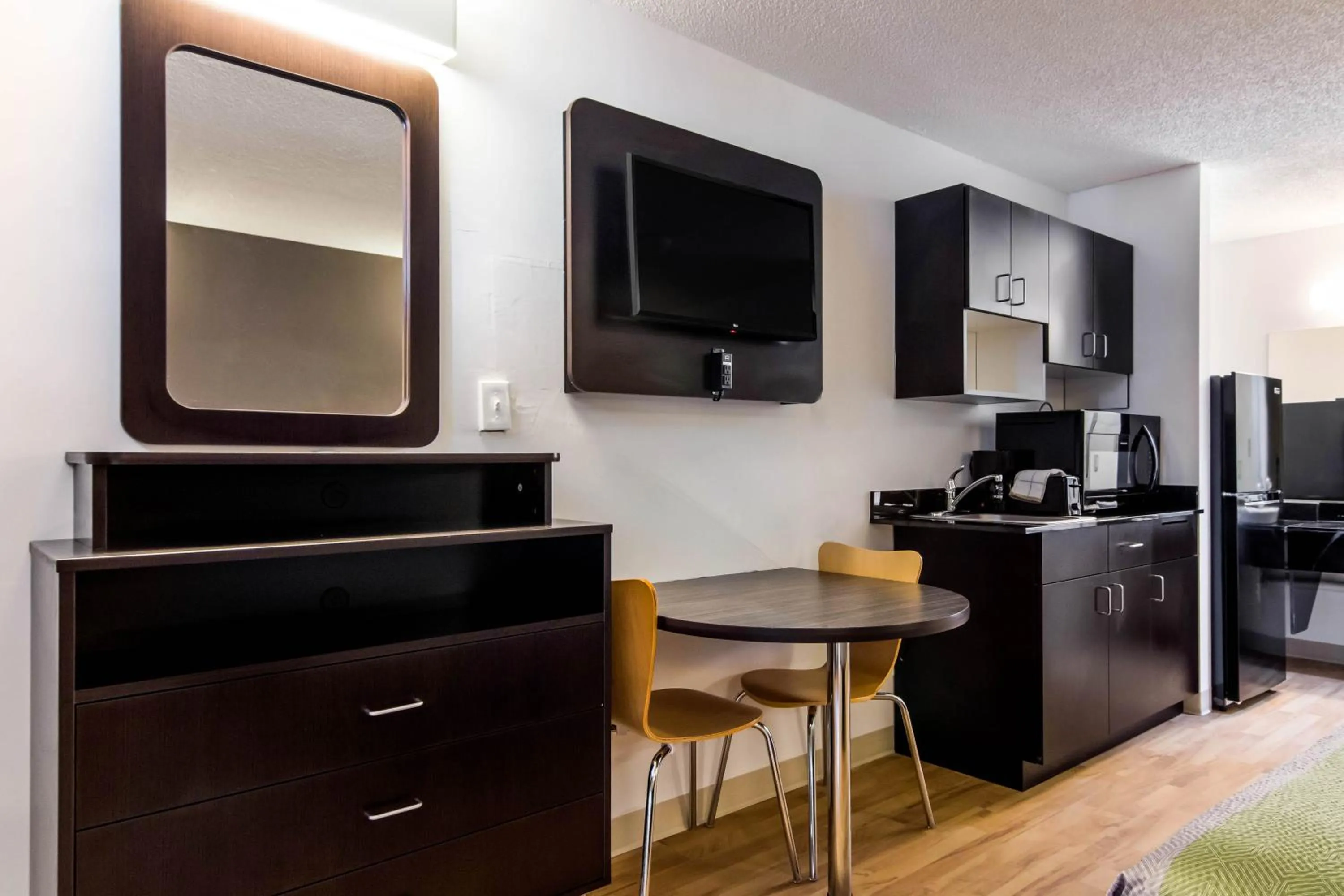 Kitchen or kitchenette in Studio 6 LaGrange