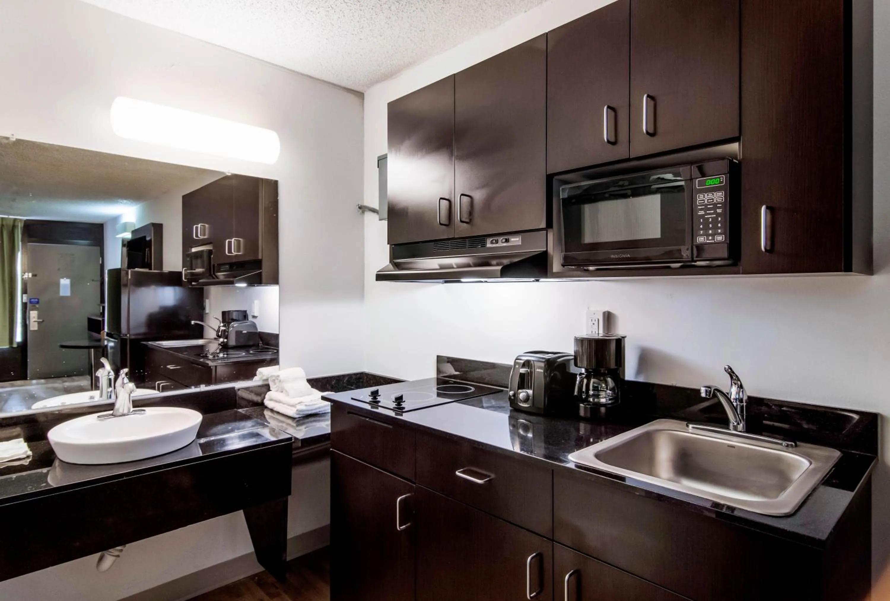 Kitchen or kitchenette in Studio 6 LaGrange