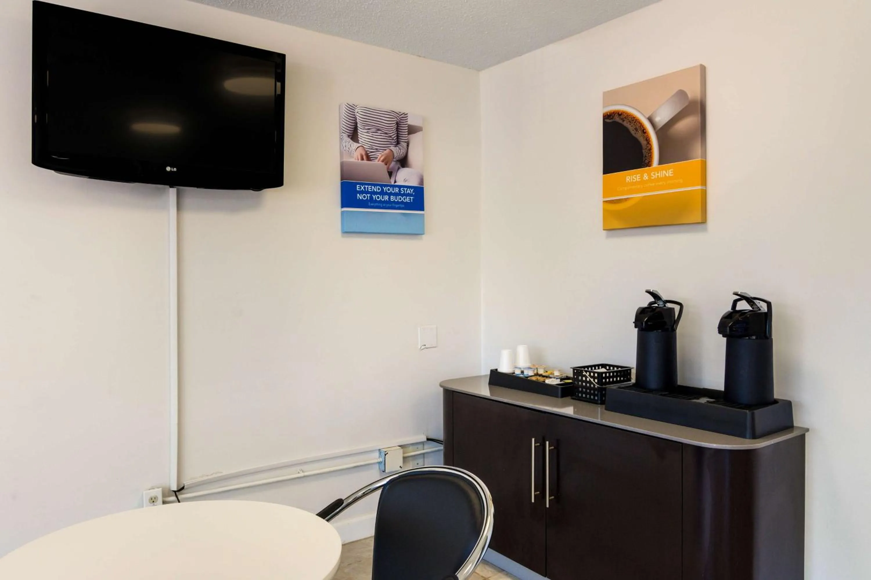 Coffee/tea facilities in Studio 6 LaGrange