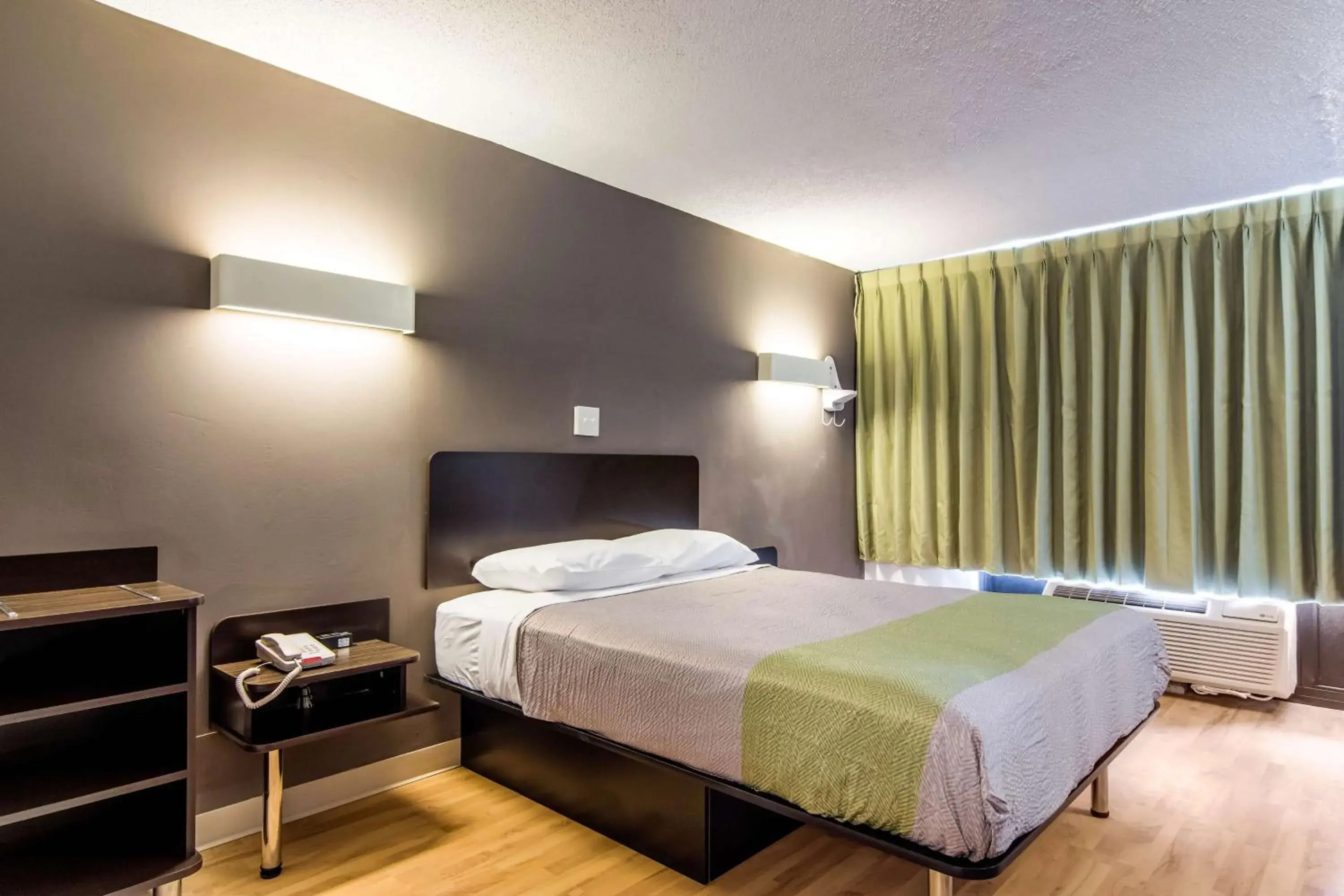 Deluxe Queen Room - Non-Smoking in Studio 6 LaGrange Deluxe Queen Room - Non-Smoking in Studio 6 LaGrange