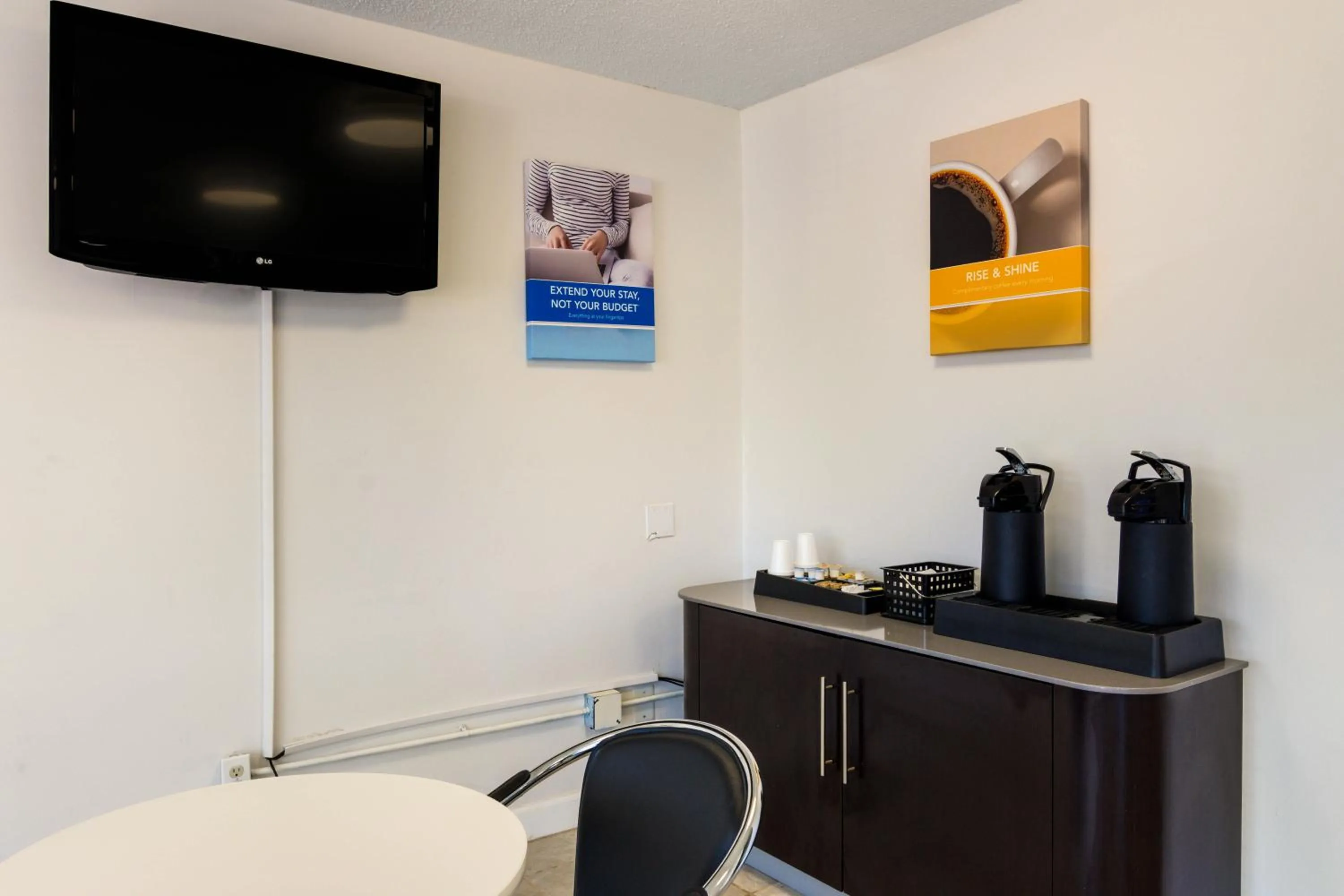 TV and multimedia in Studio 6 LaGrange