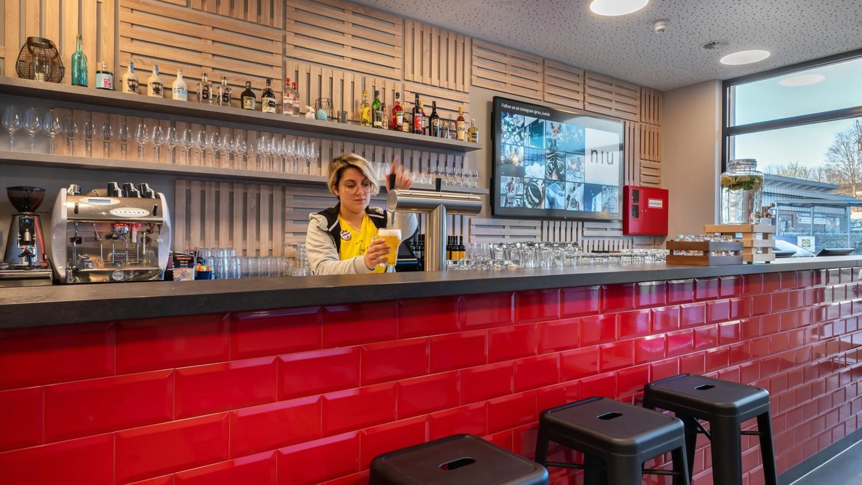 Lounge or bar in Holiday Inn - the niu, Keg Hamburg Ost by IHG