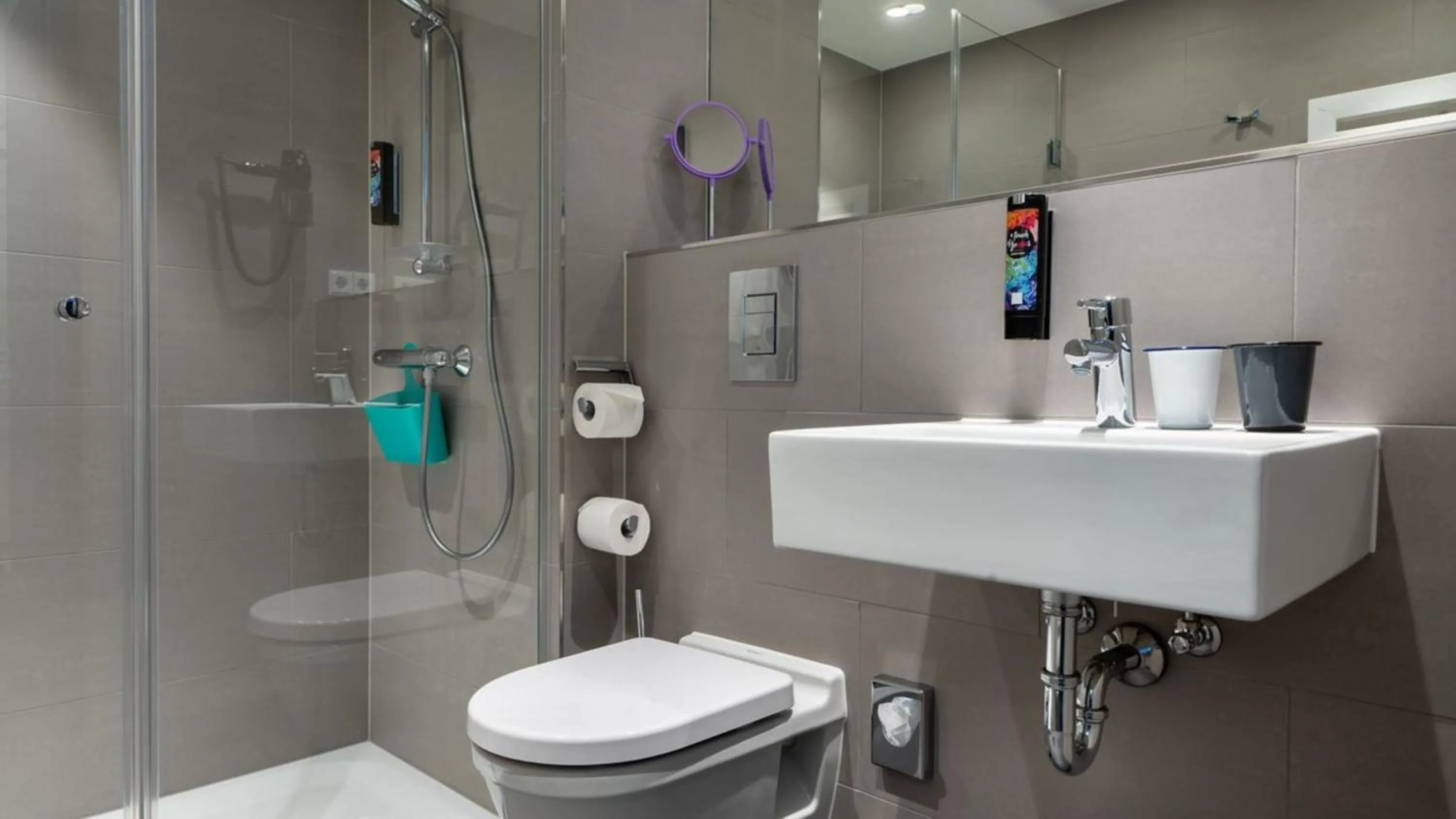 Bathroom in Holiday Inn - the niu, Keg Hamburg Ost by IHG