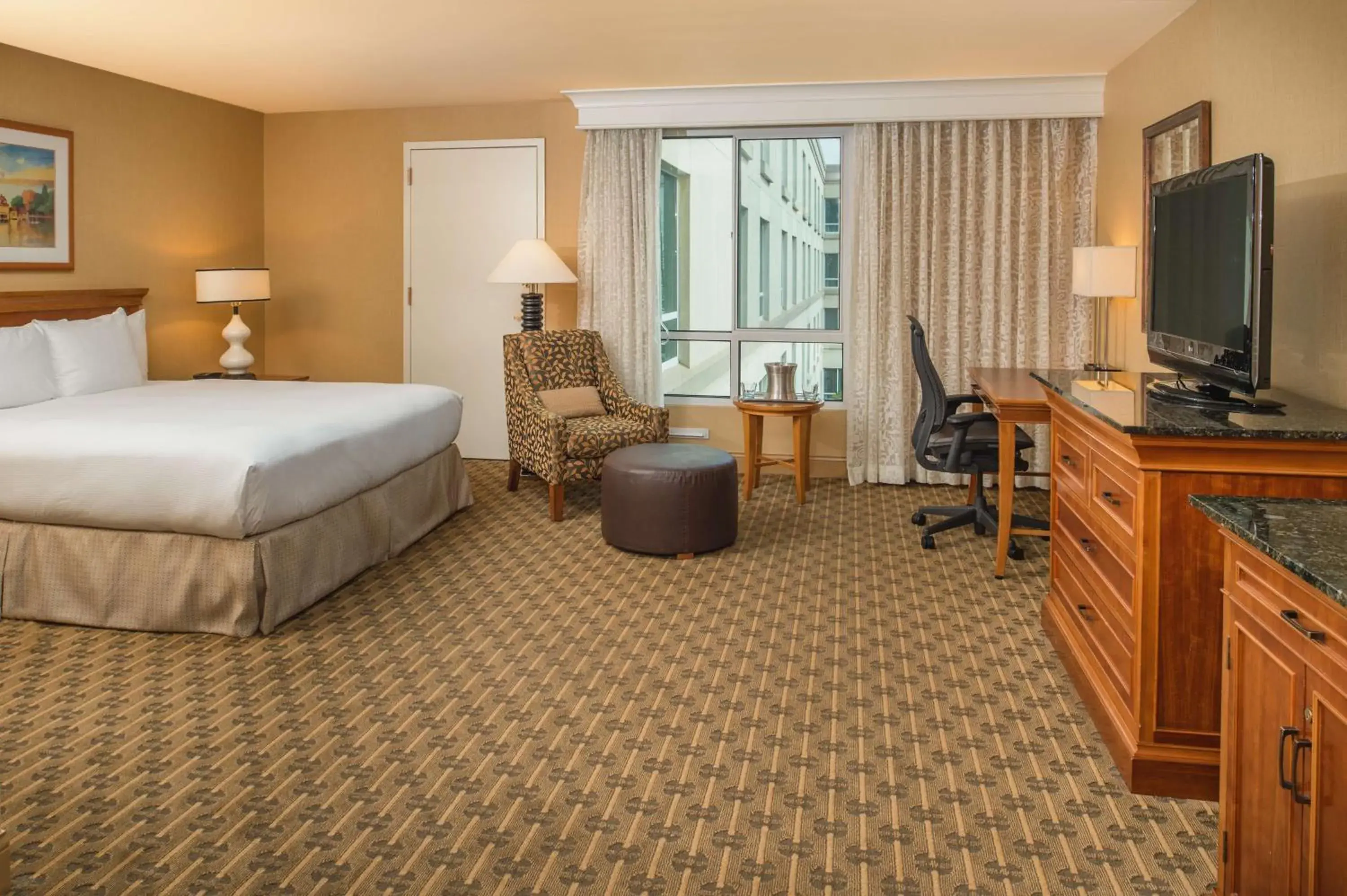 King Room with Garden View - Mobility Accessible in Hilton Seattle Airport & Conference Center King Room with Garden View - Mobility Accessible in Hilton Seattle Airport & Conference Center