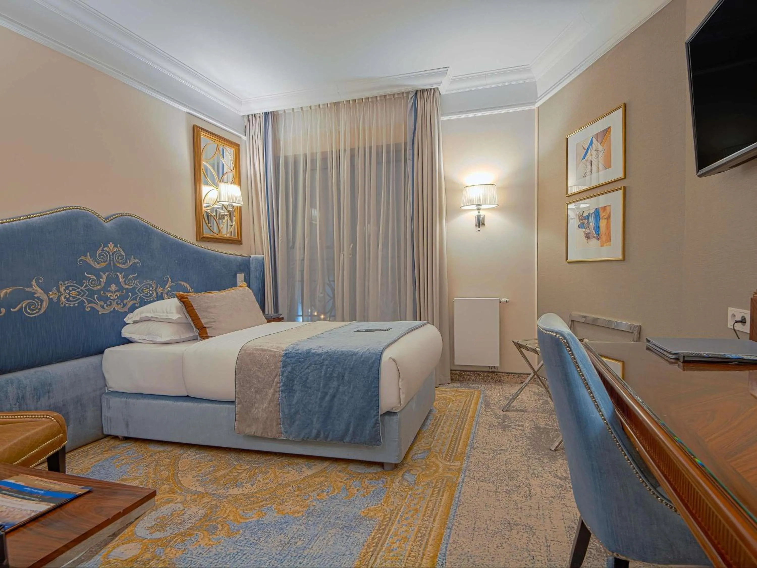 Bedroom, Bed in Bachleda Luxury Hotel Kraków - MGallery Collection