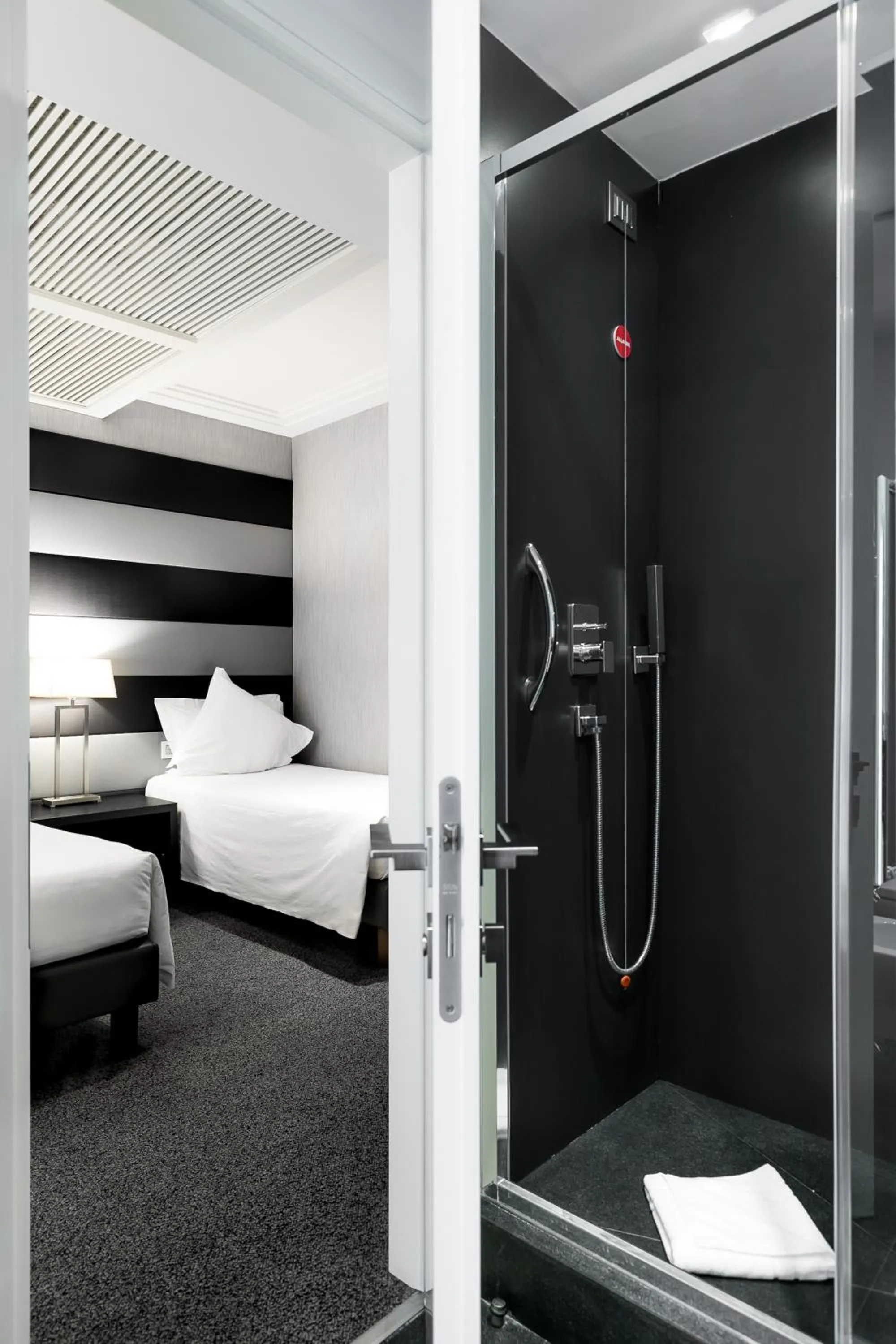 Shower, Bed in Hotel Mancino 12