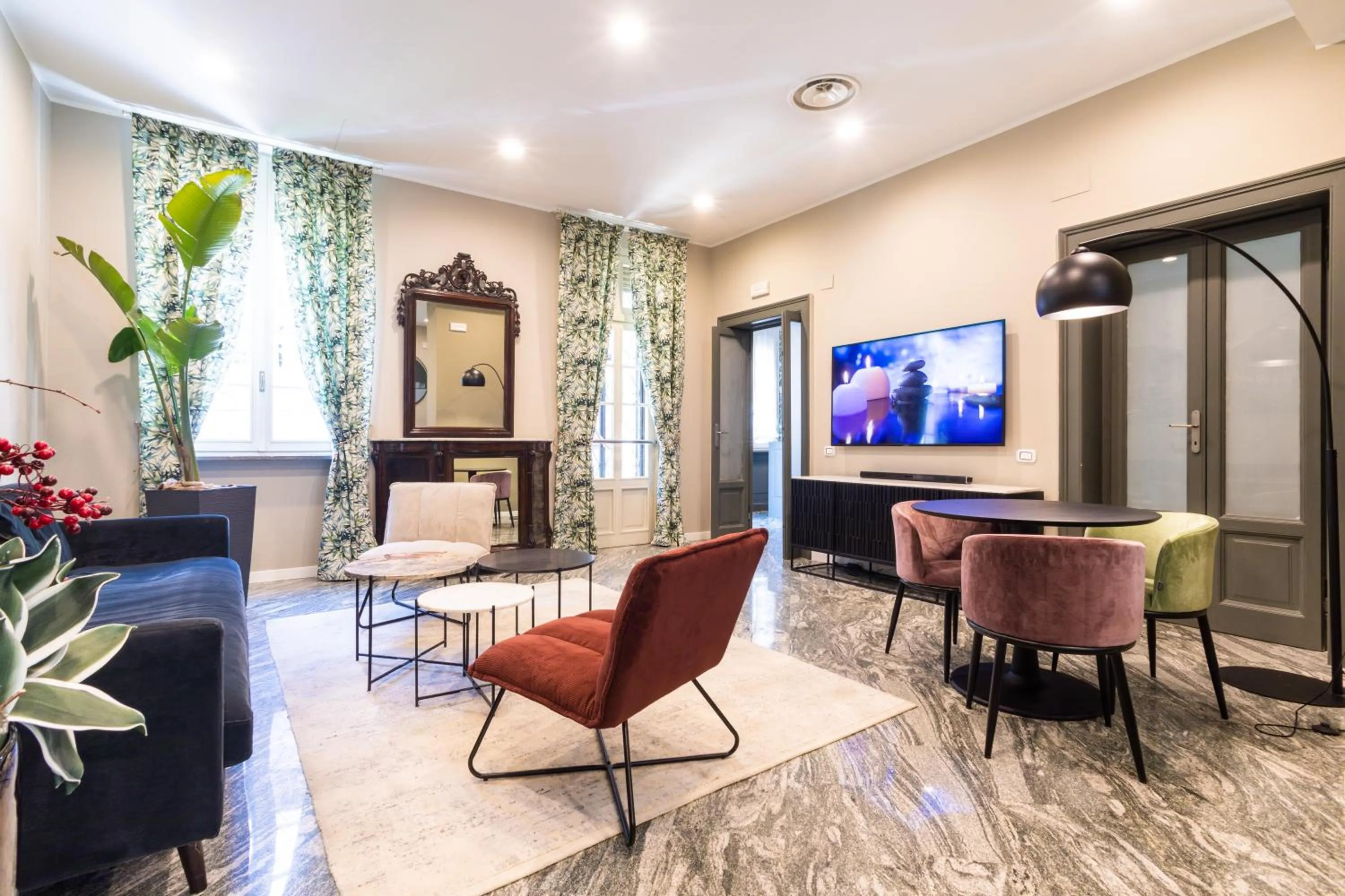 Communal lounge/ TV room in Martini Suite