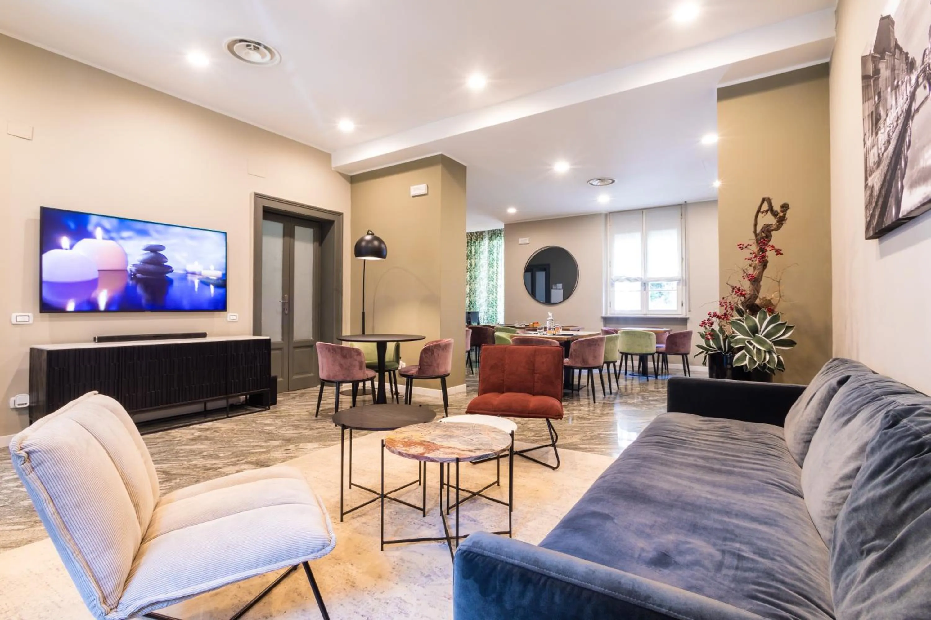 Communal lounge/ TV room in Martini Suite