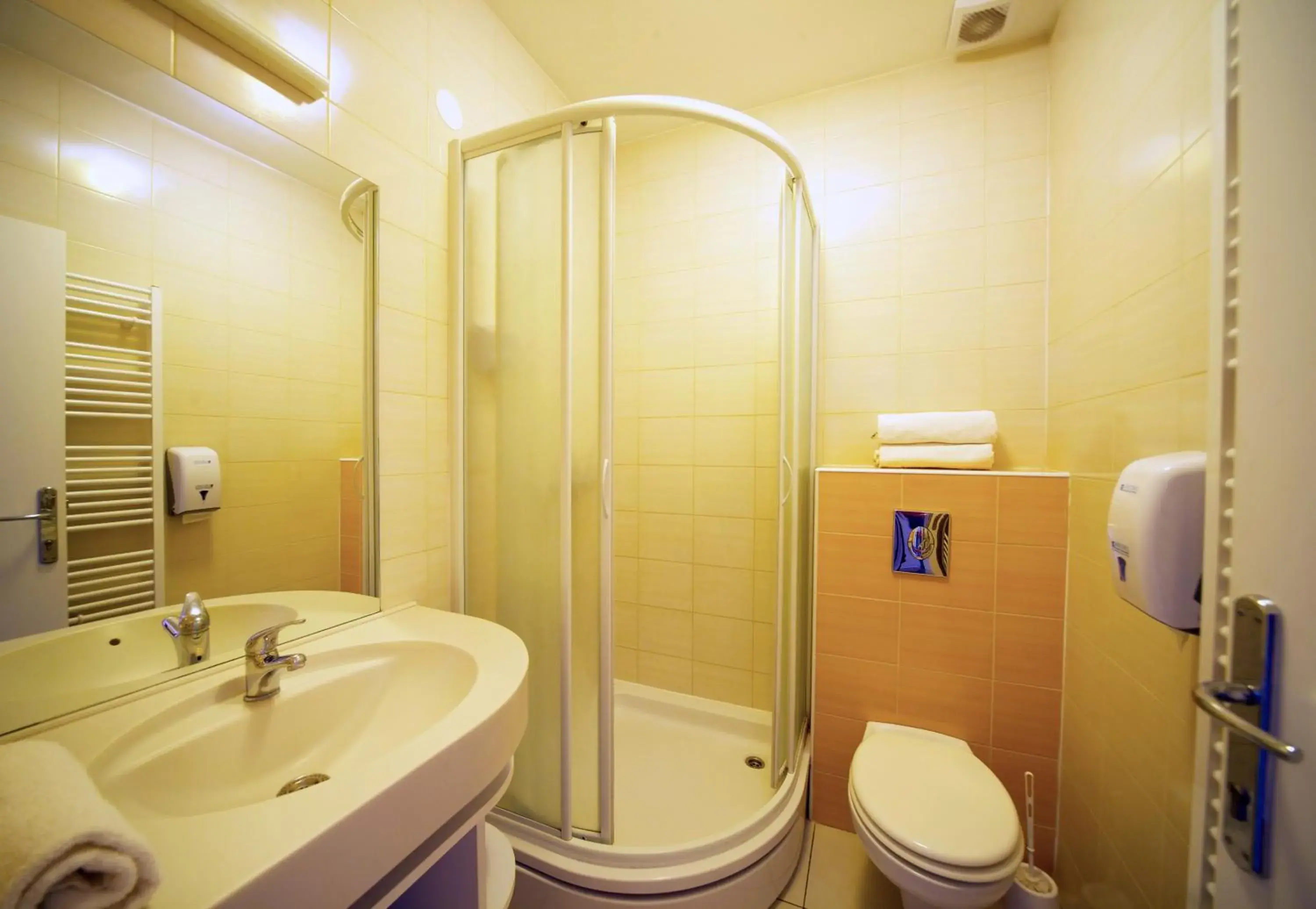 Triple Room with Private Bathroom in Funk Lounge Hostel Triple Room with Private Bathroom in Funk Lounge Hostel