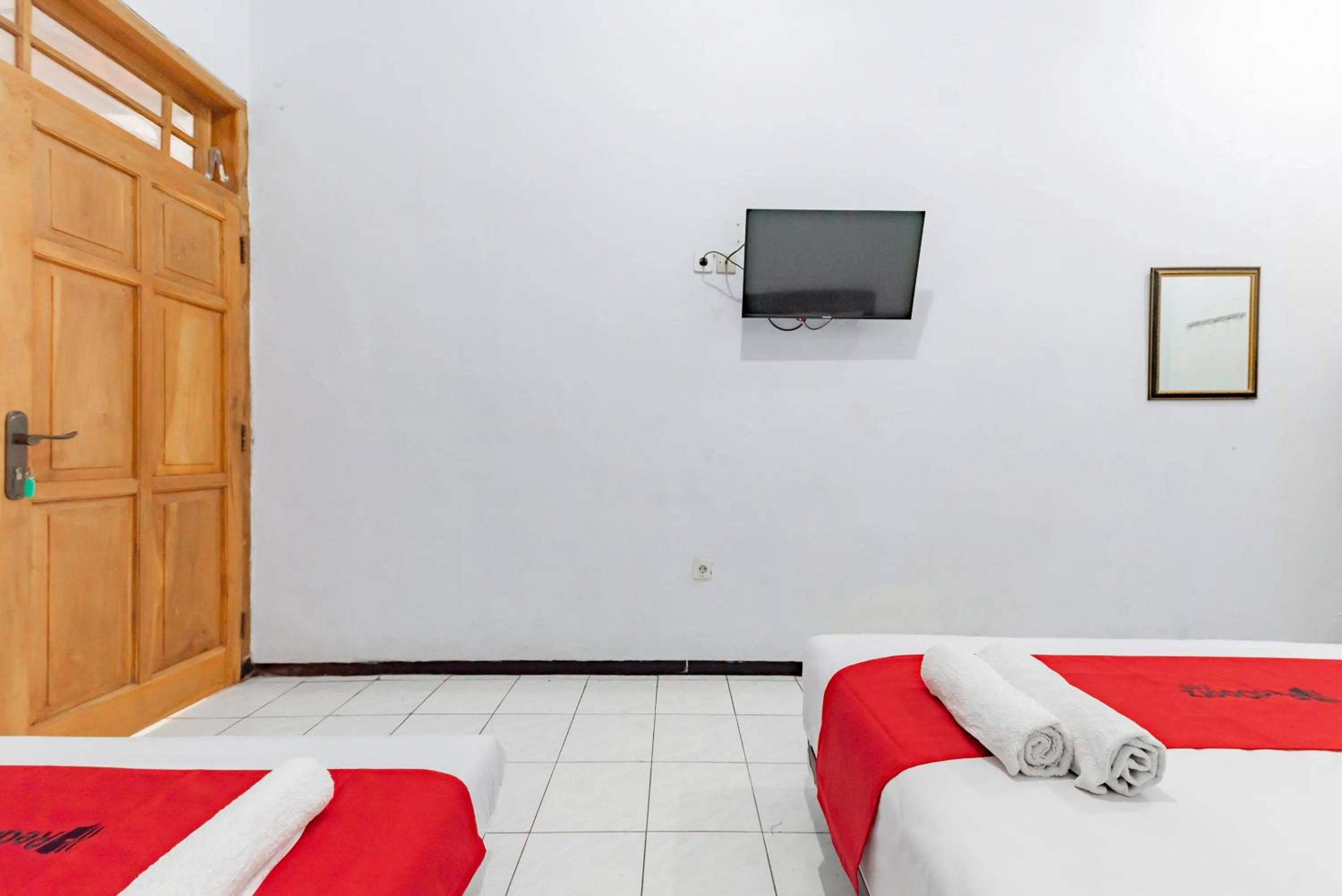Bedroom, Bed in Reddoorz at Ciliwung Guest House Syariah
