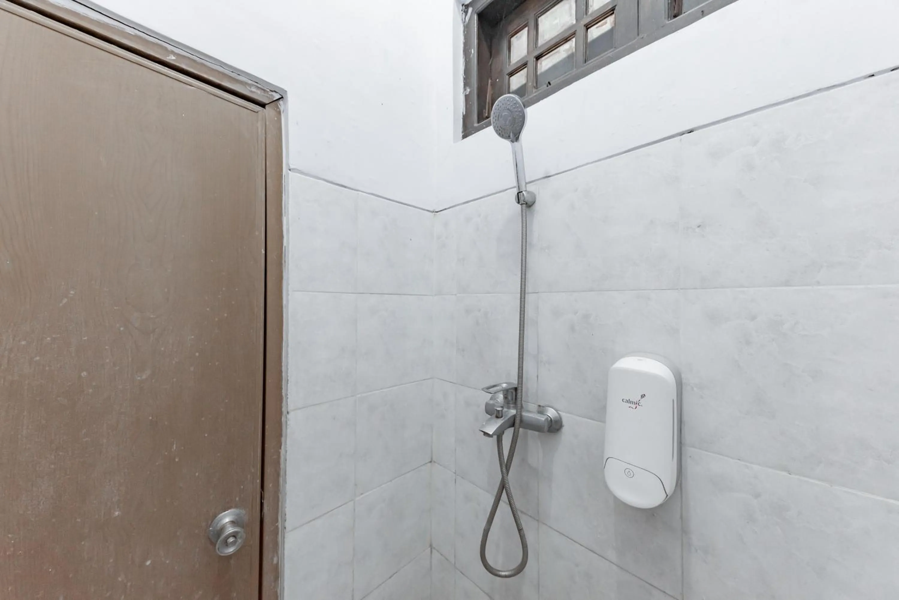 Bathroom in Reddoorz at Ciliwung Guest House Syariah