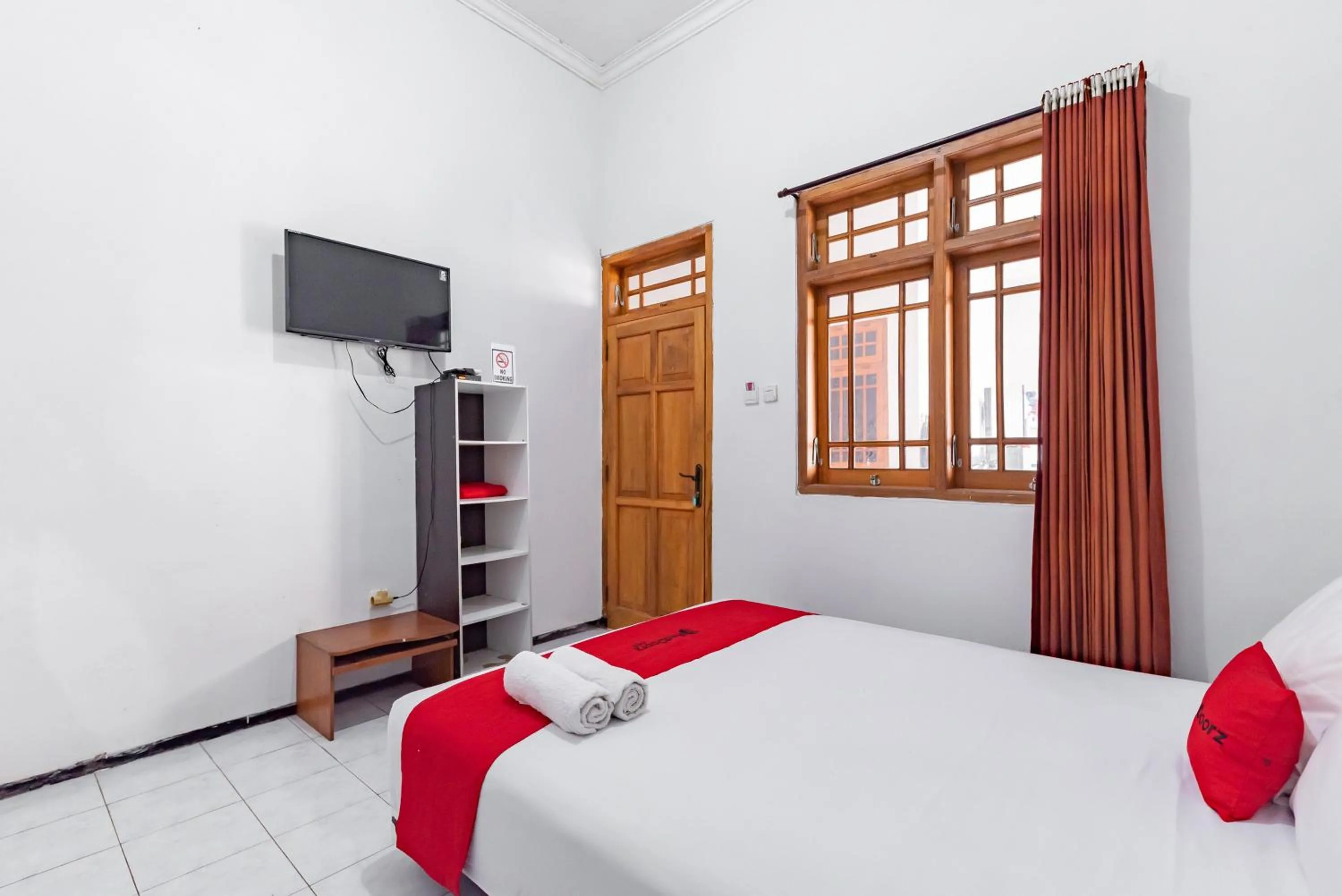 Bedroom, Bed in Reddoorz at Ciliwung Guest House Syariah