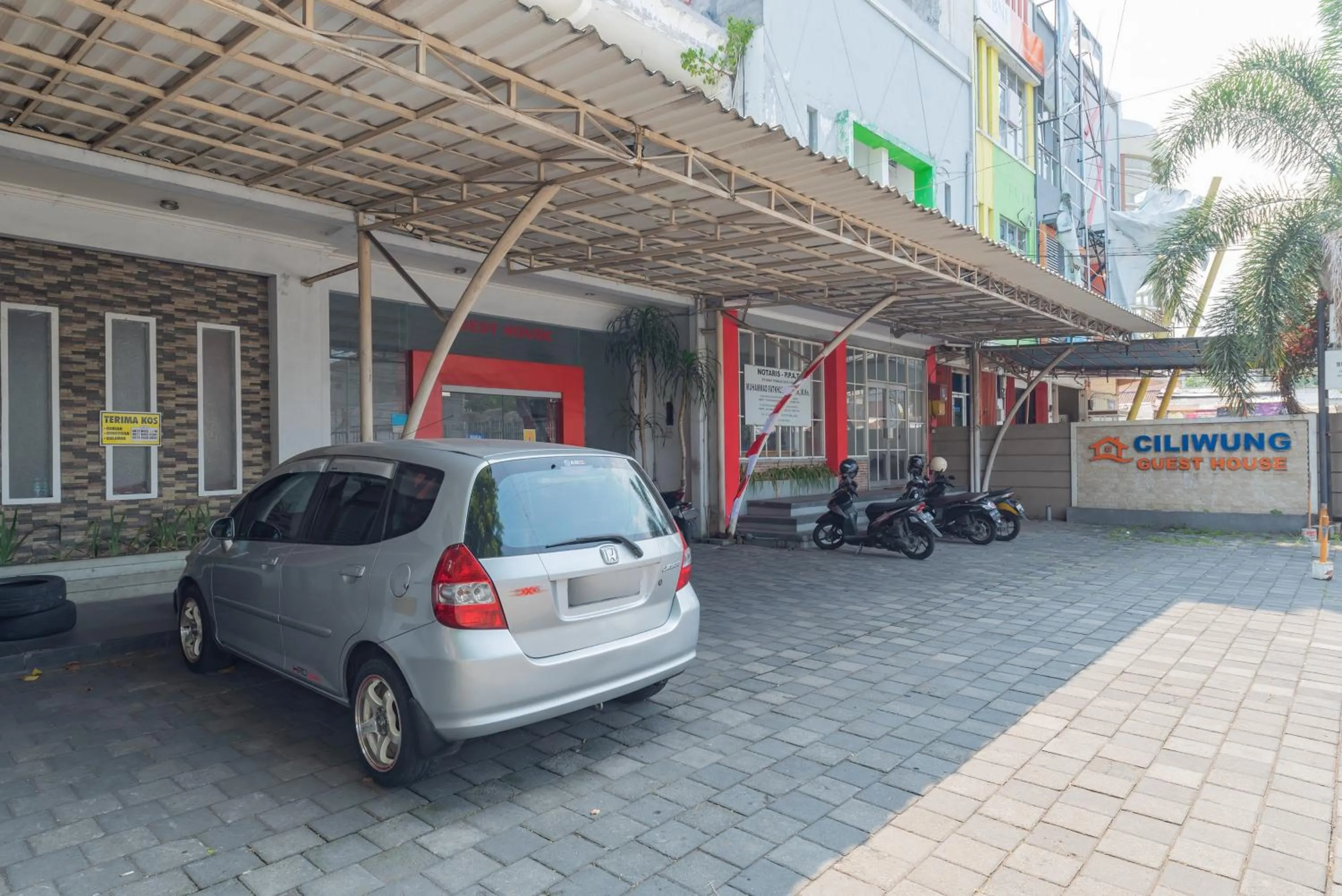Parking in Reddoorz at Ciliwung Guest House Syariah