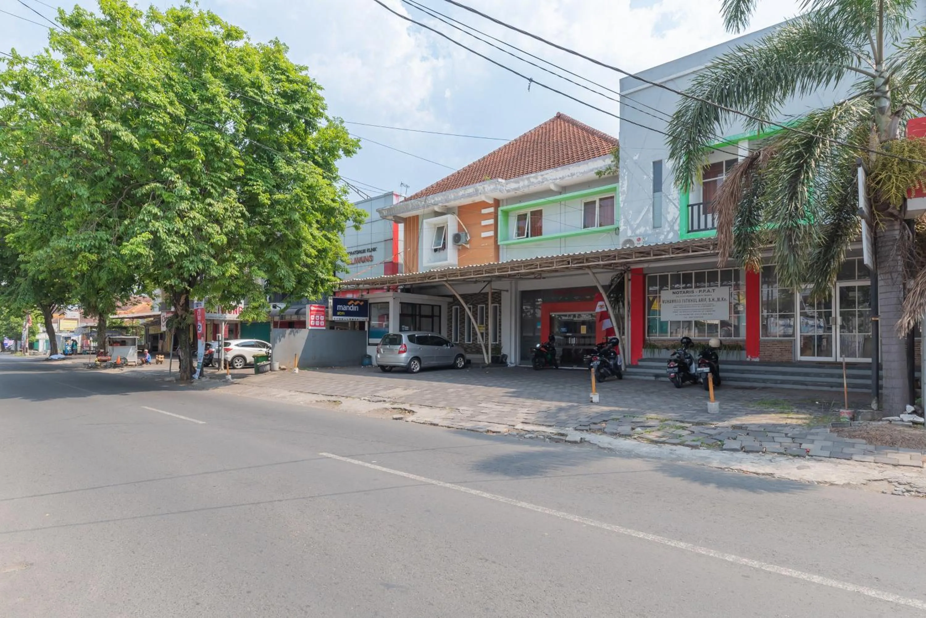 Facade/entrance in Reddoorz at Ciliwung Guest House Syariah