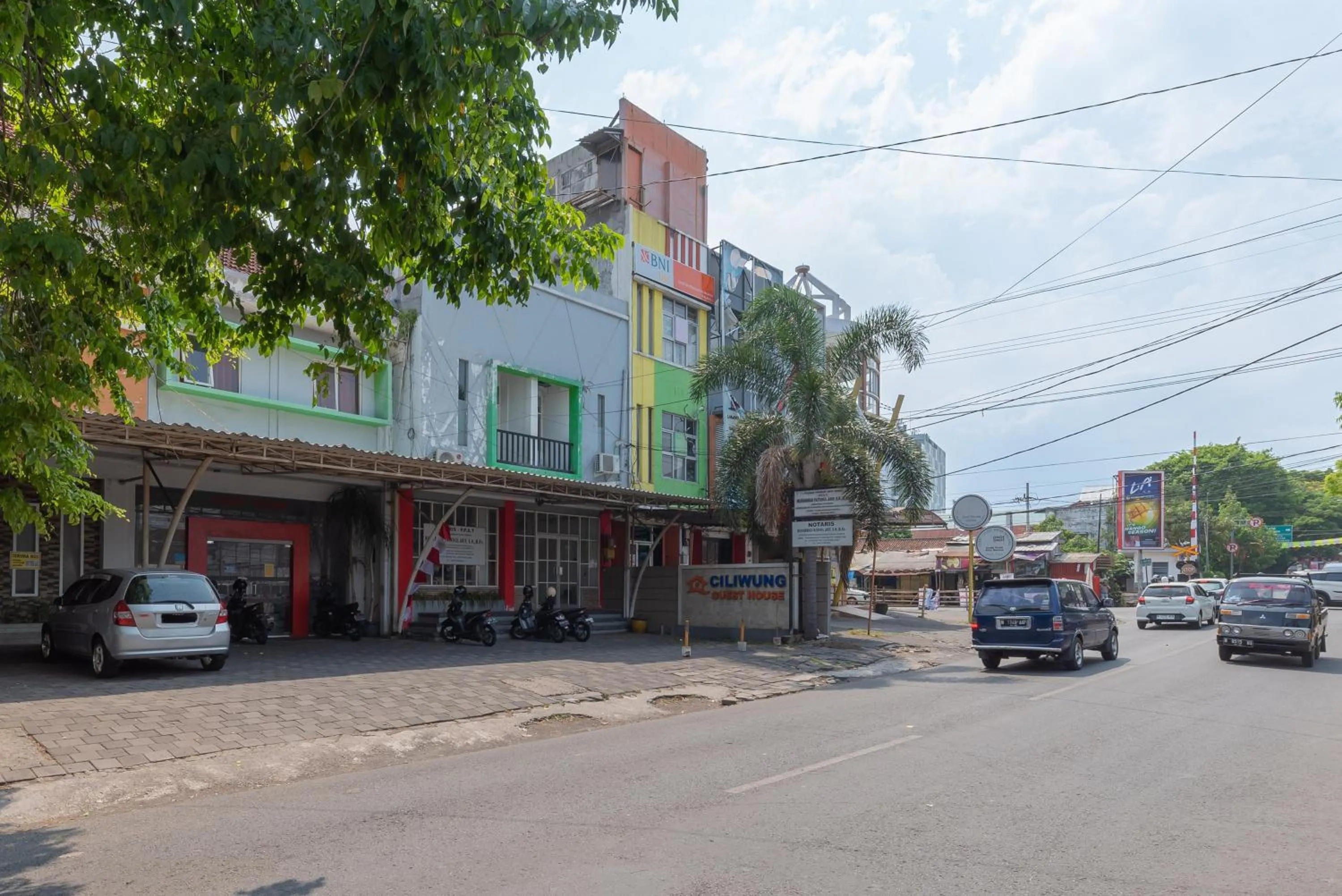 Facade/entrance in Reddoorz at Ciliwung Guest House Syariah