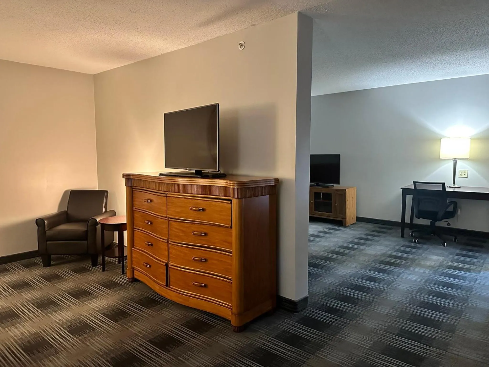 Bedroom in Holiday Inn Express and Suites Meriden by IHG