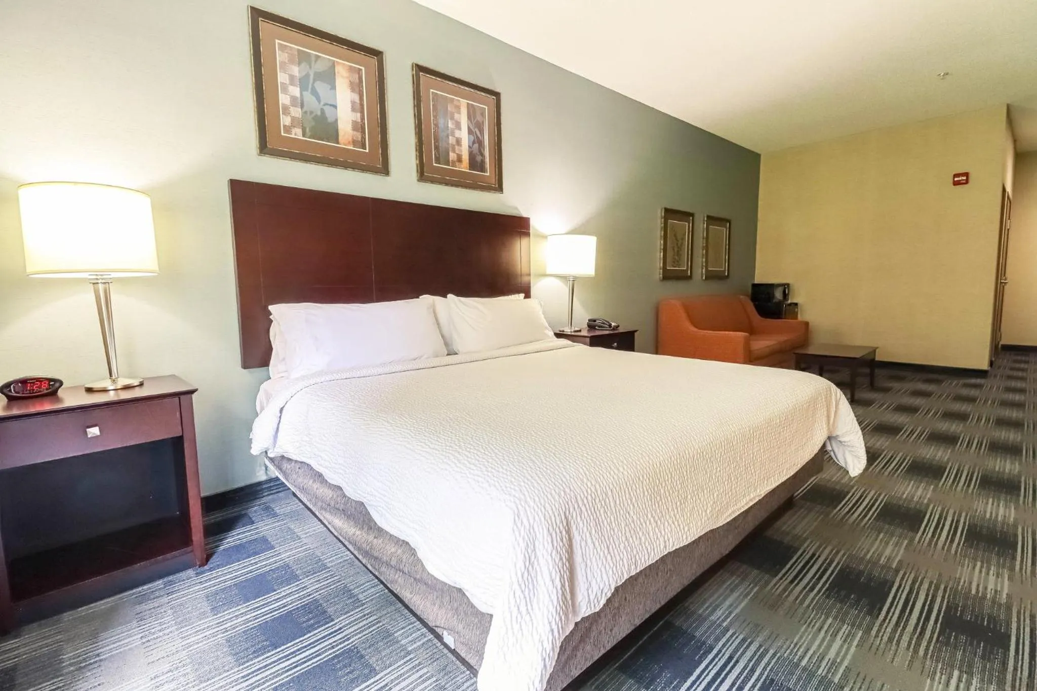 Photo of the whole room, Bed in Holiday Inn Express and Suites Meriden by IHG