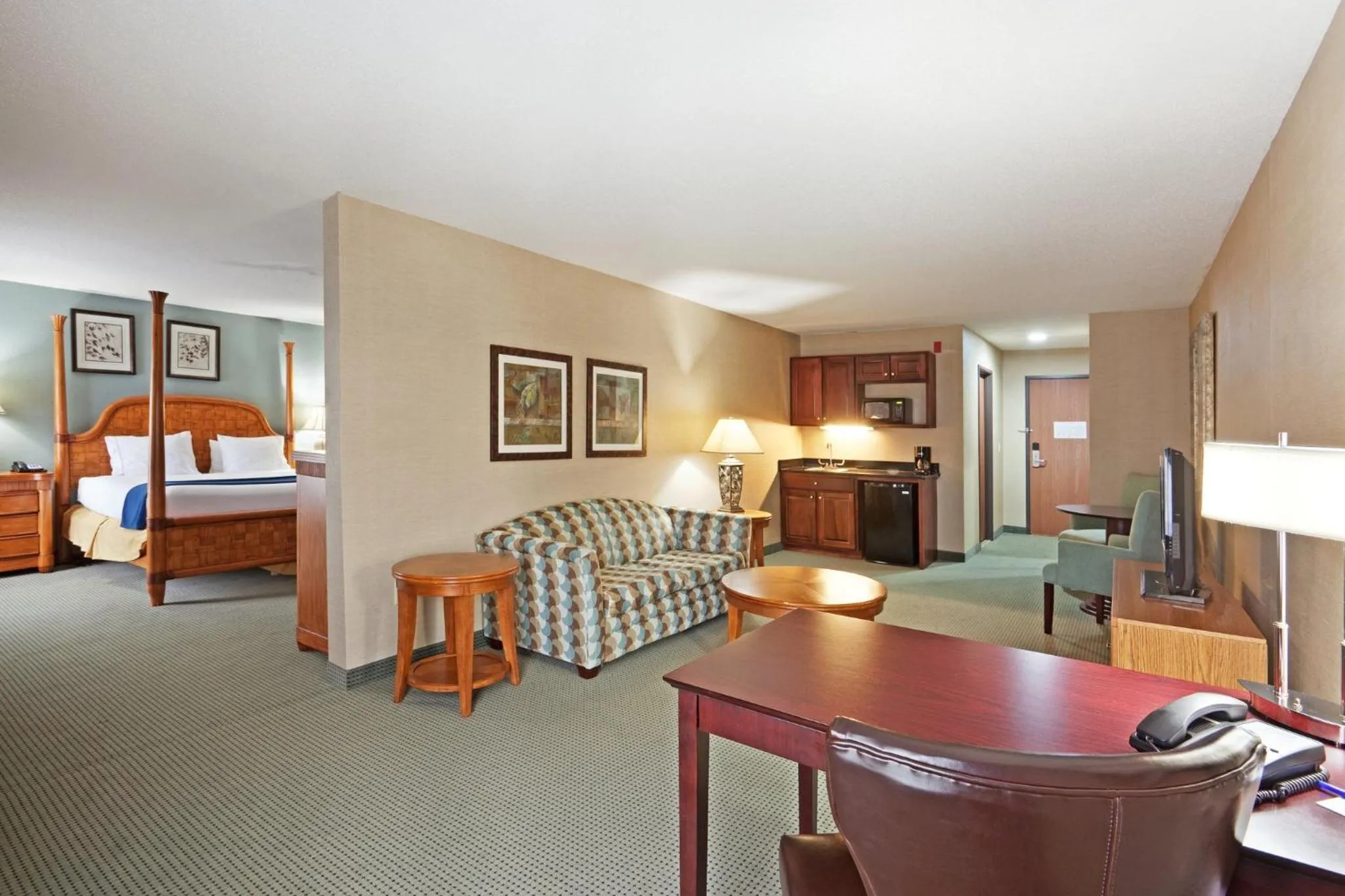 Bedroom, Bed in Holiday Inn Express and Suites Meriden by IHG