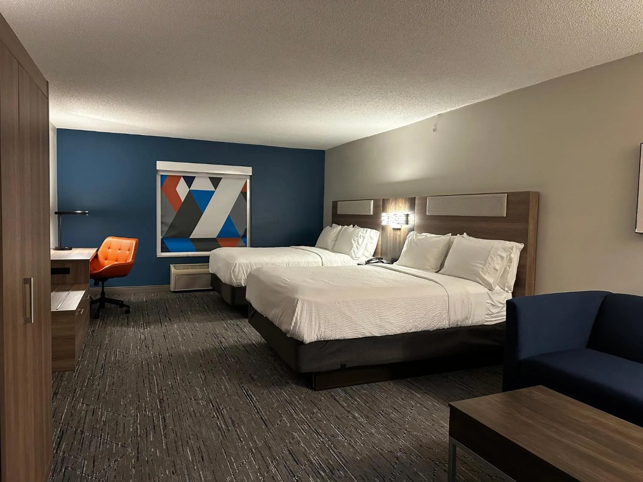 Photo of the whole room, Bed in Holiday Inn Express and Suites Meriden by IHG
