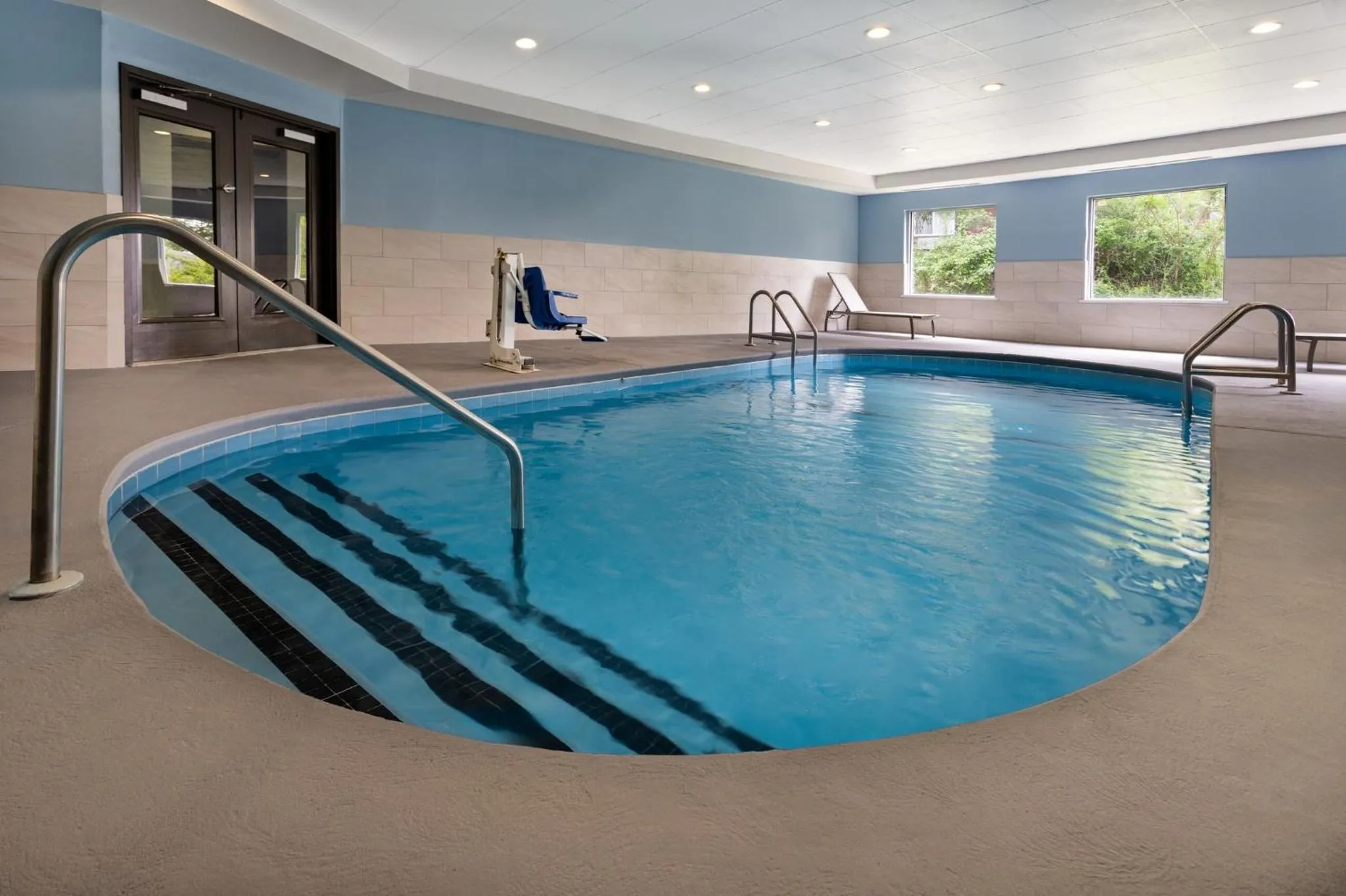 Swimming pool in Holiday Inn Express and Suites Meriden by IHG