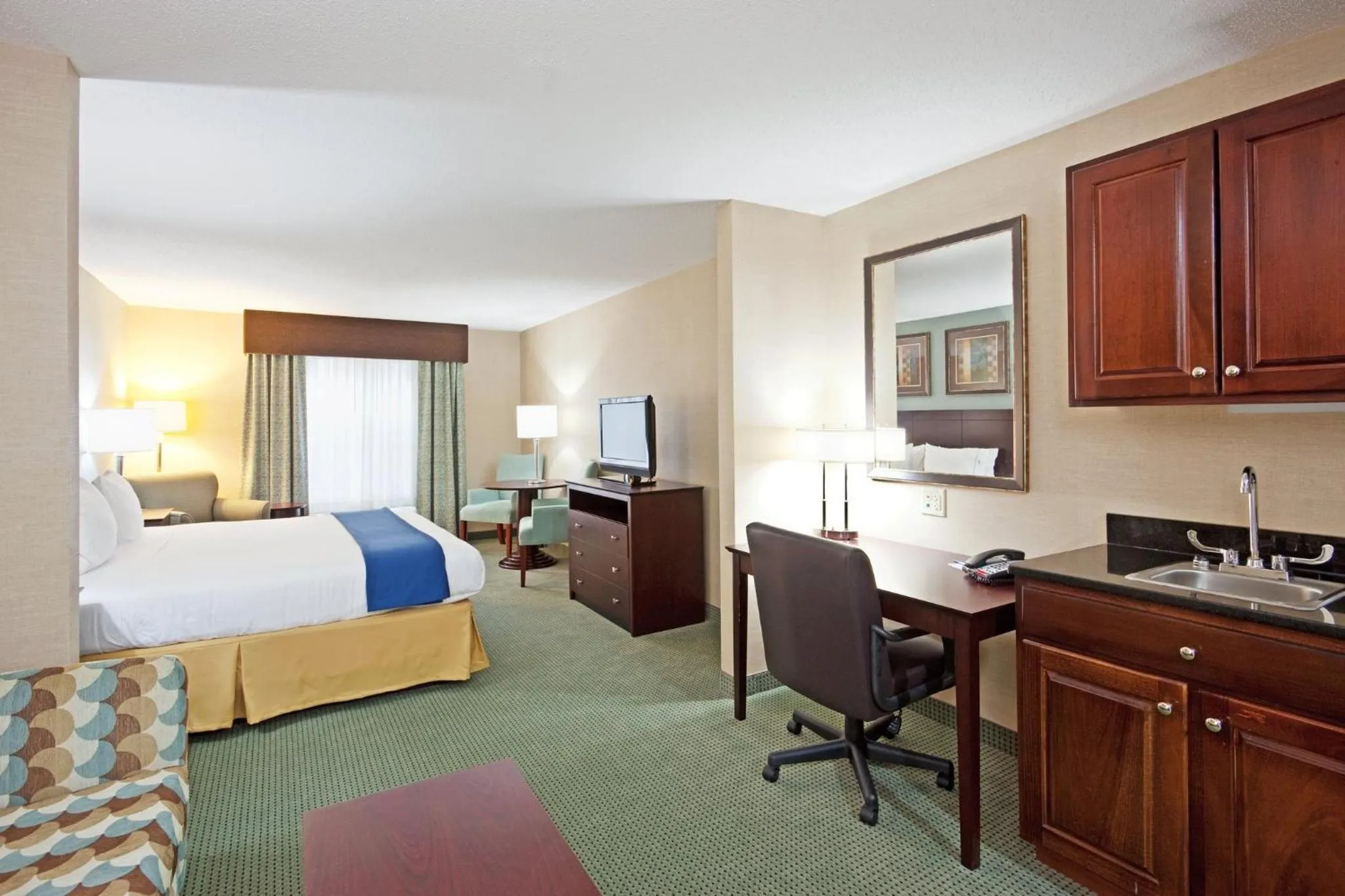 Photo of the whole room, Bed in Holiday Inn Express and Suites Meriden by IHG