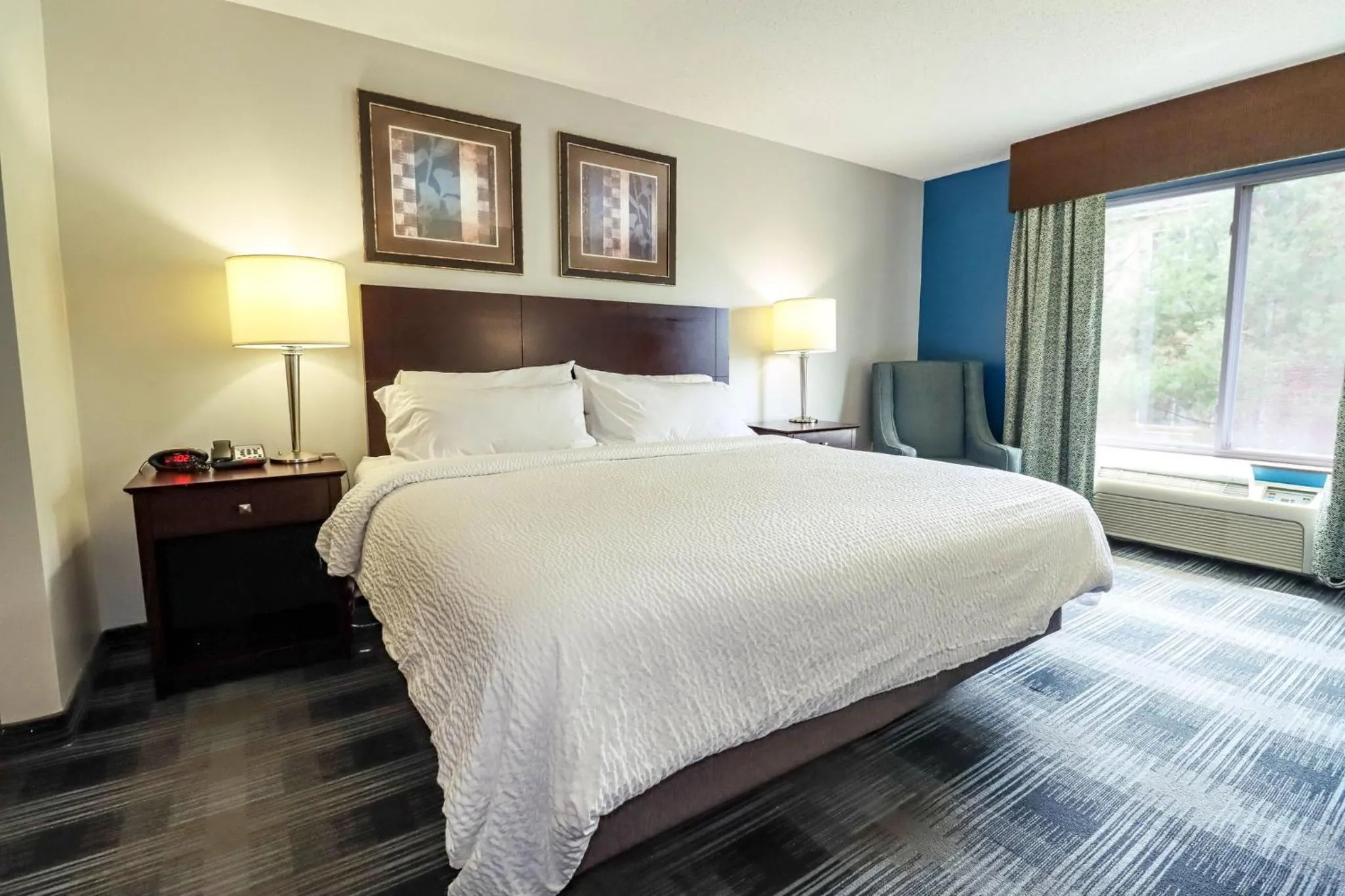 Bedroom, Bed in Holiday Inn Express and Suites Meriden by IHG