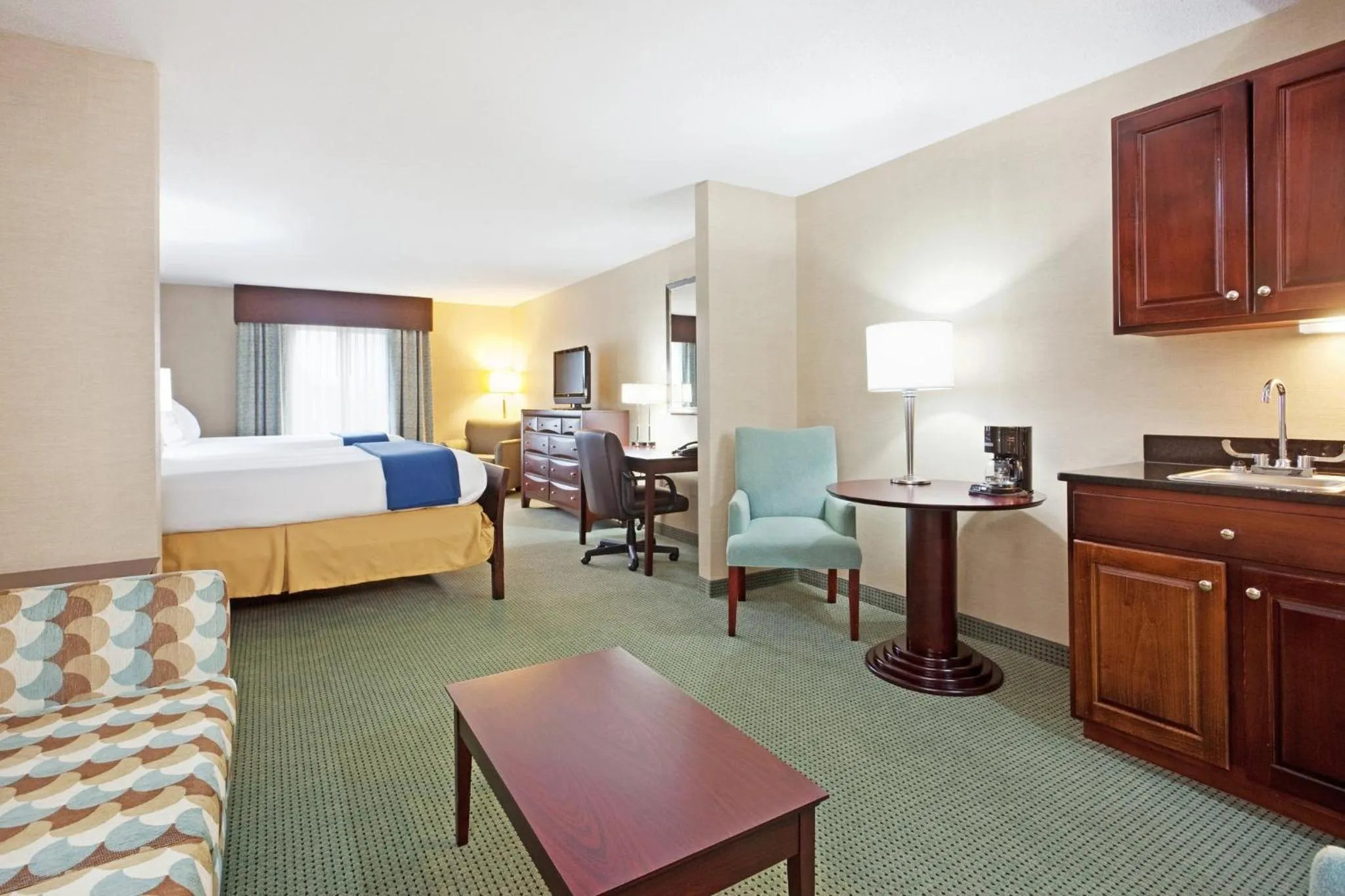 Photo of the whole room, Bed in Holiday Inn Express and Suites Meriden by IHG