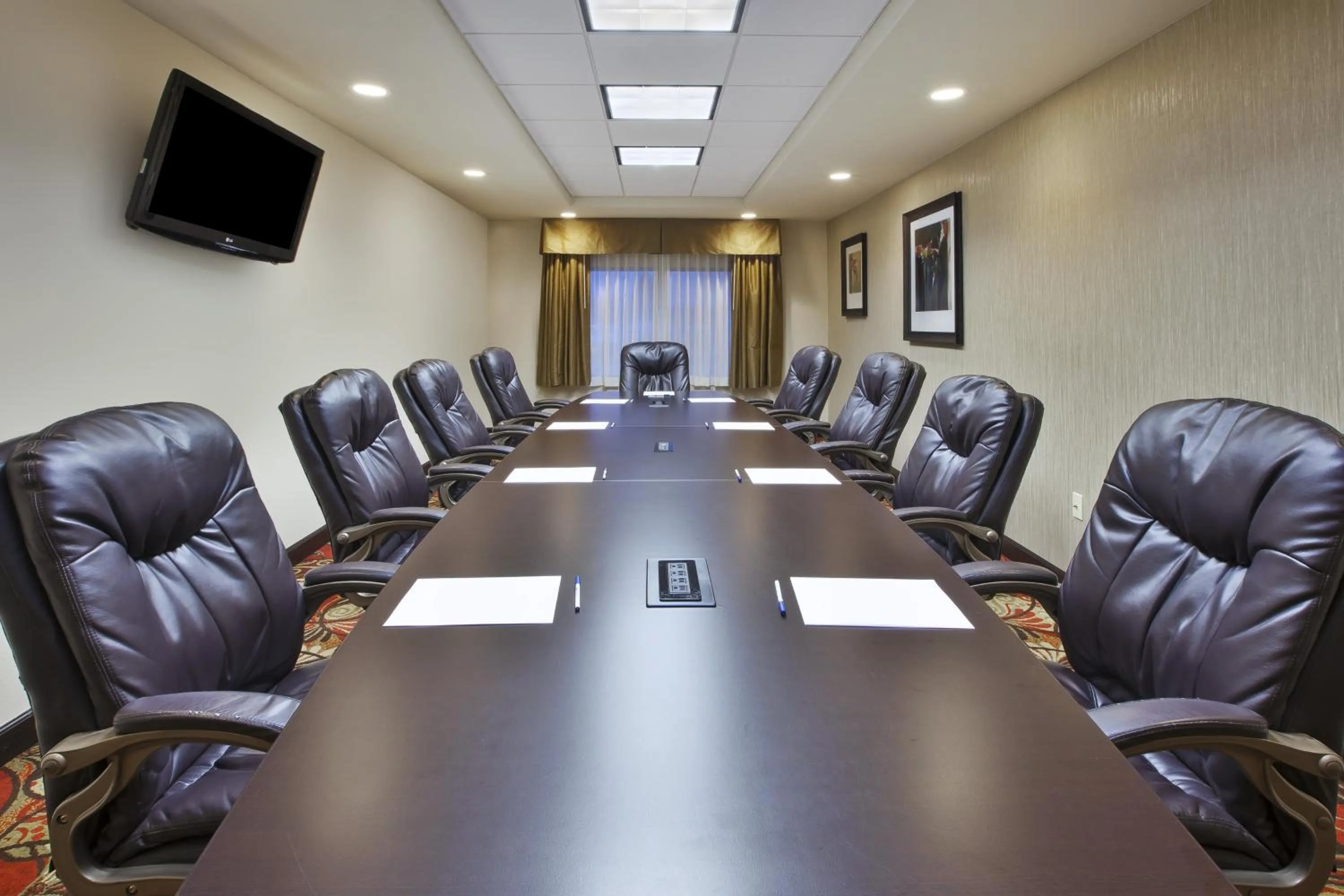 Meeting/conference room in Holiday Inn Express and Suites Wheeling by IHG