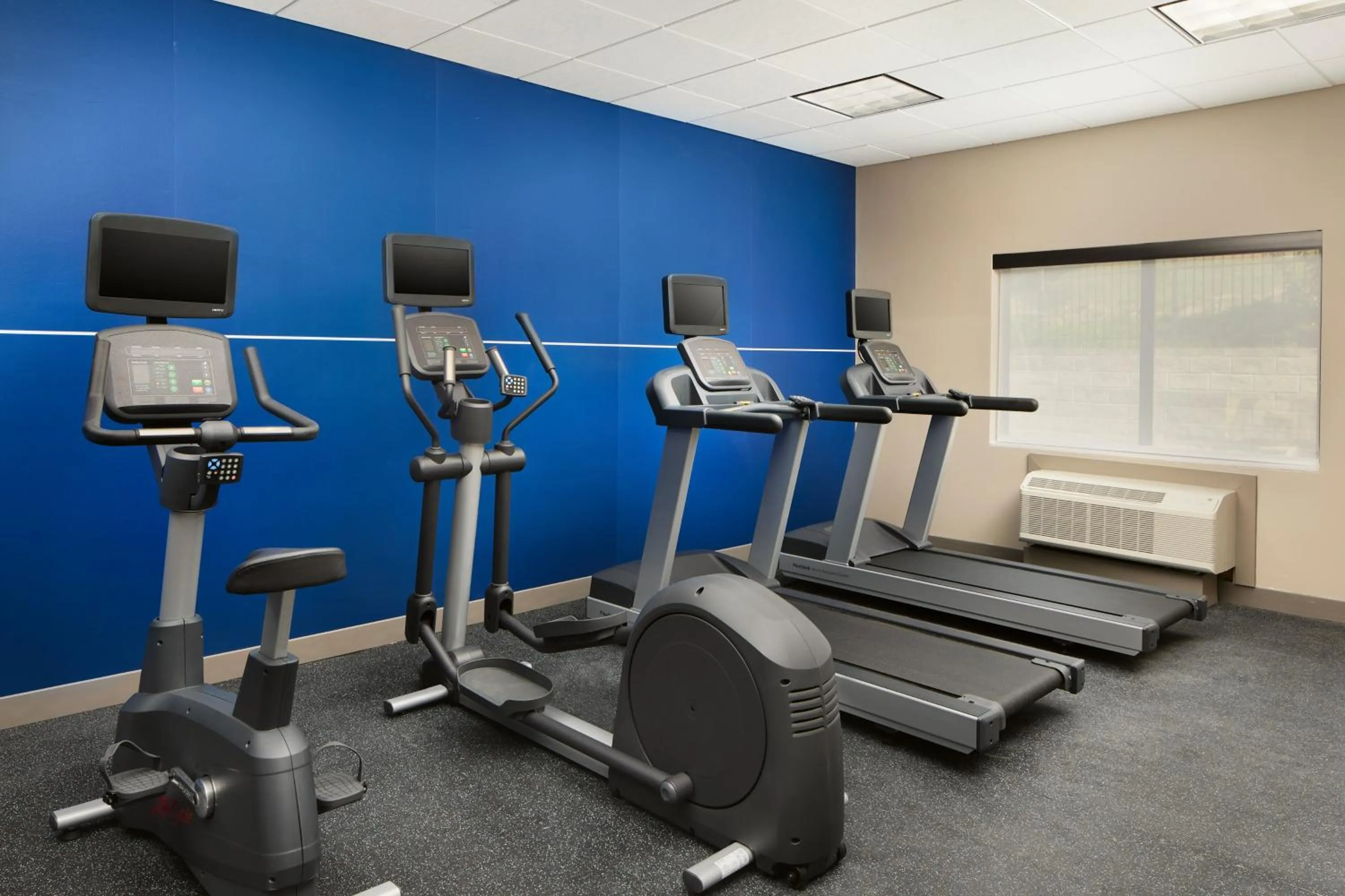 Fitness centre/facilities in Holiday Inn Express and Suites Wheeling by IHG