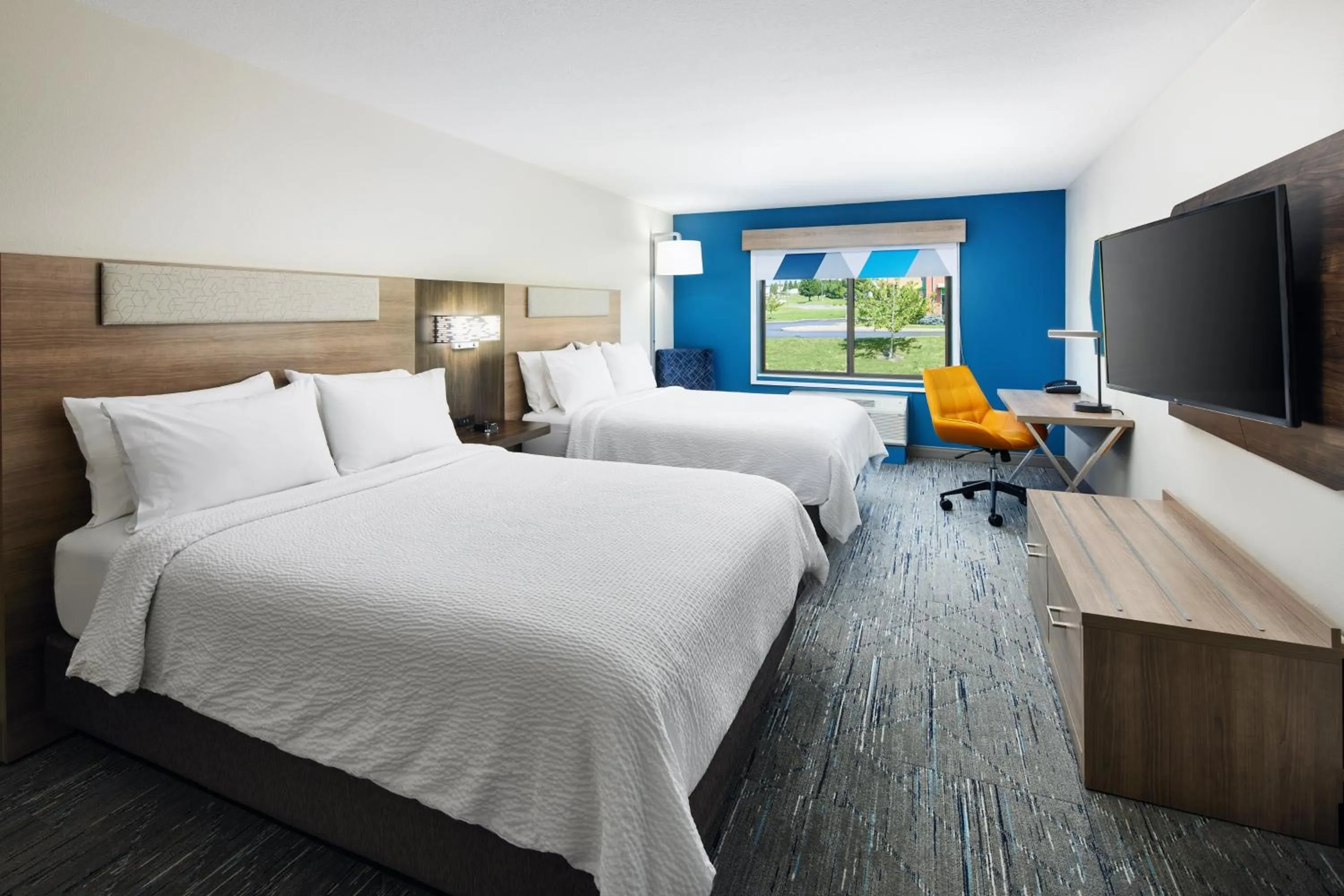 Photo of the whole room, Bed in Holiday Inn Express and Suites Wheeling by IHG