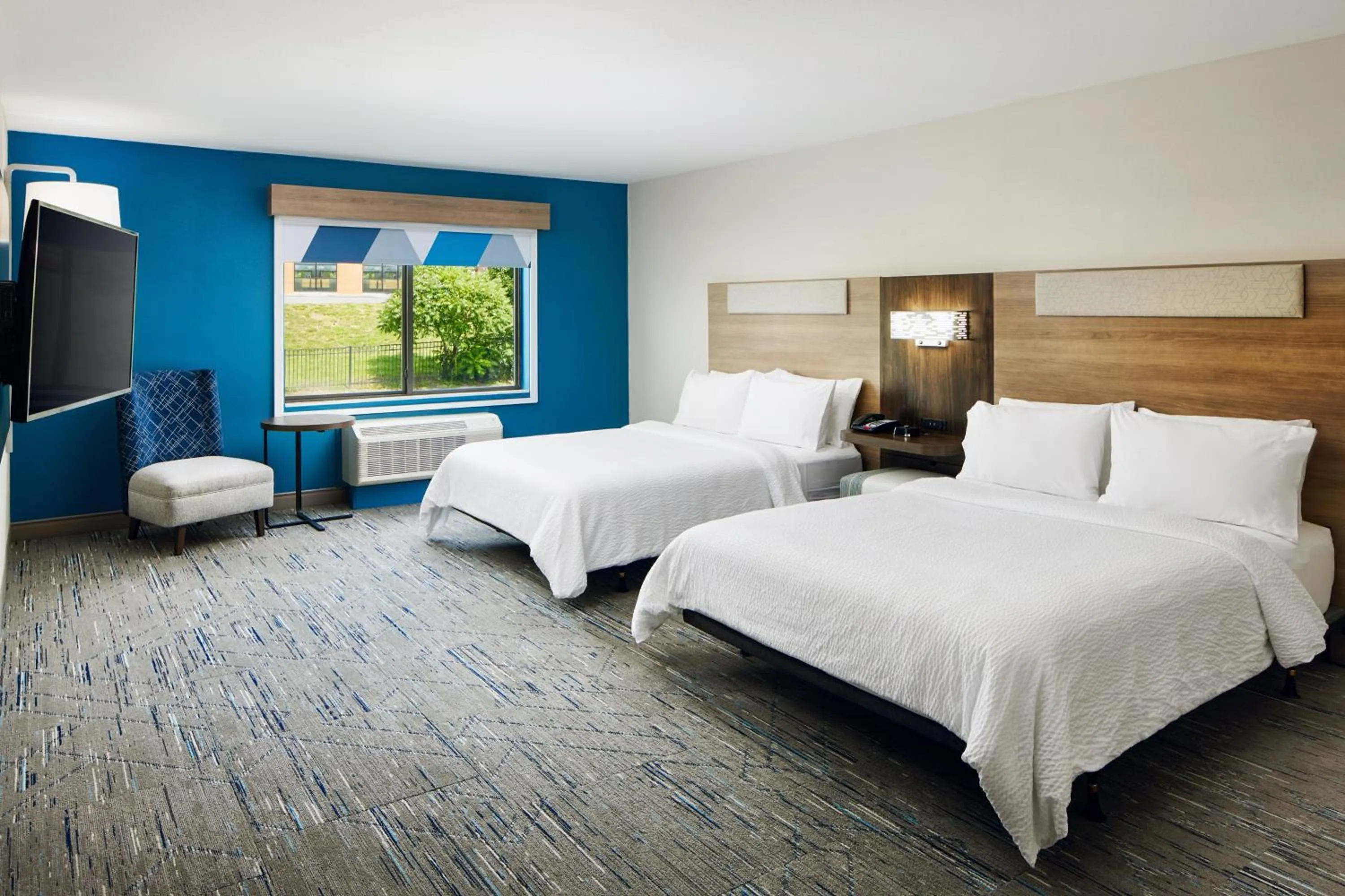 Photo of the whole room, Bed in Holiday Inn Express and Suites Wheeling by IHG