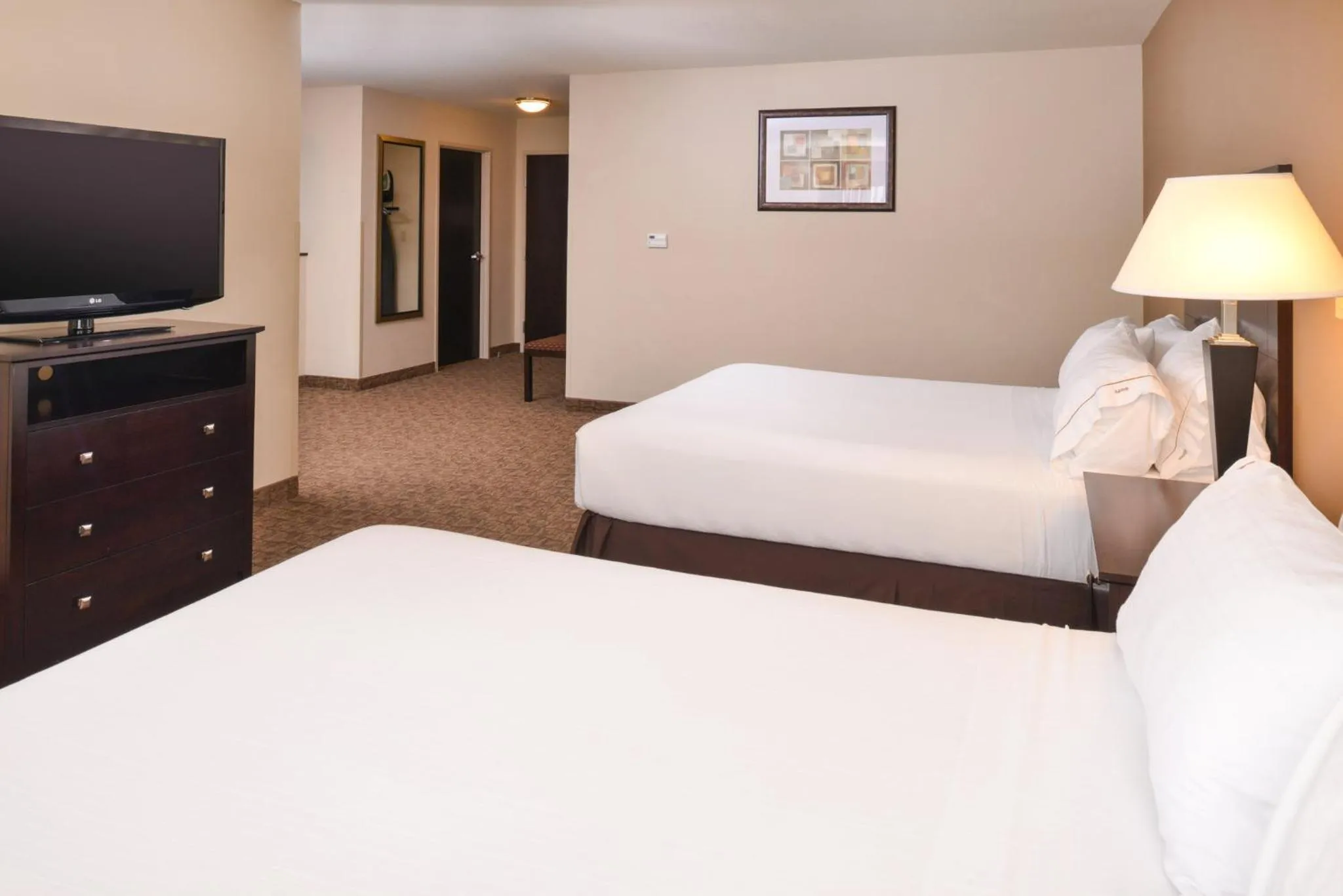 Photo of the whole room, Bed in Holiday Inn Express and Suites Wheeling by IHG