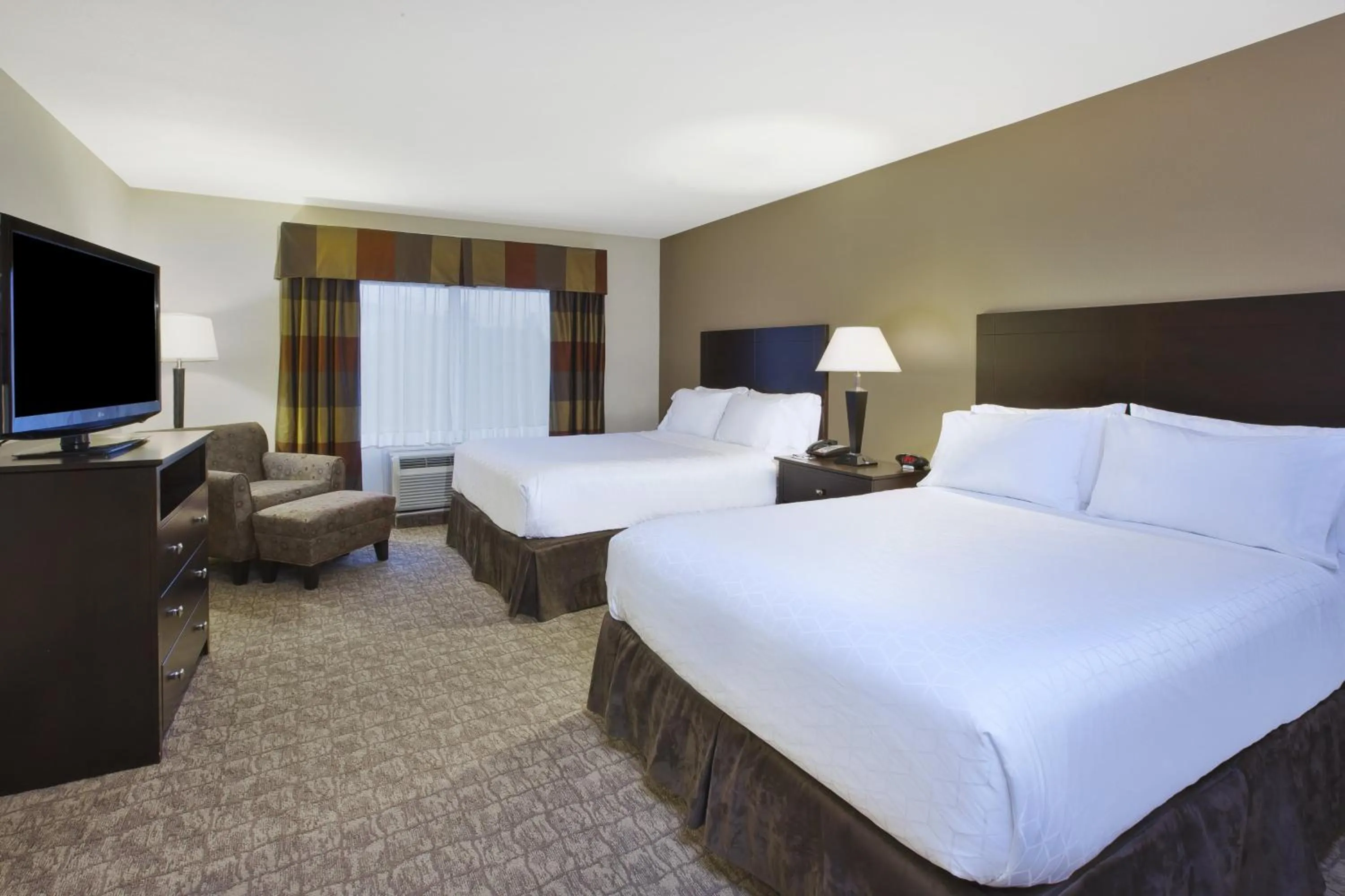 Photo of the whole room, Bed in Holiday Inn Express and Suites Wheeling by IHG