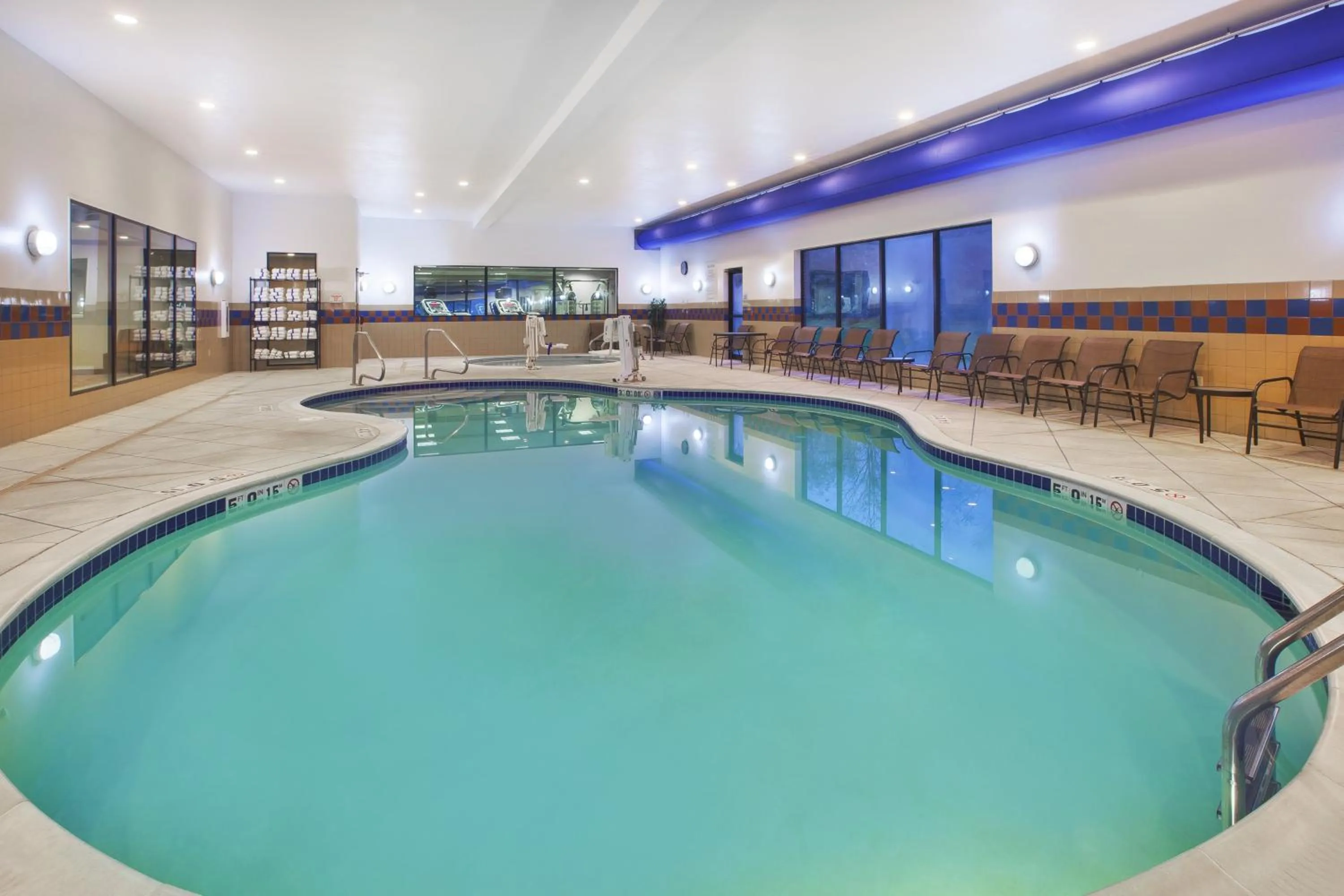 Swimming pool in Holiday Inn Express and Suites Wheeling by IHG