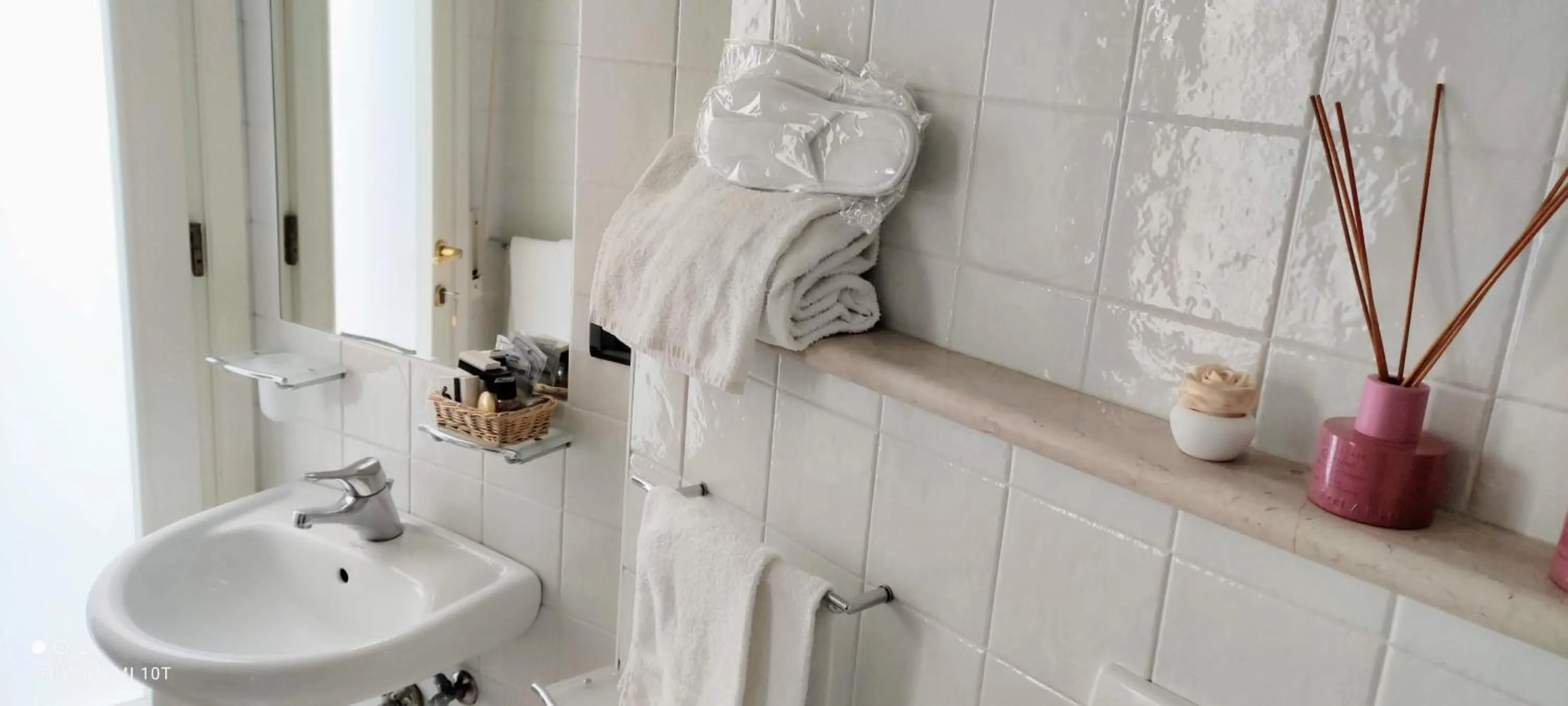 Bathroom in Hotel Villa Platani