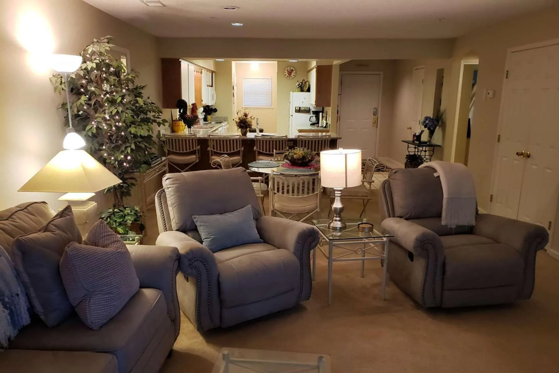 Foothill's Luxury 2BDR Ground Floor Condo in 1000 Hill's