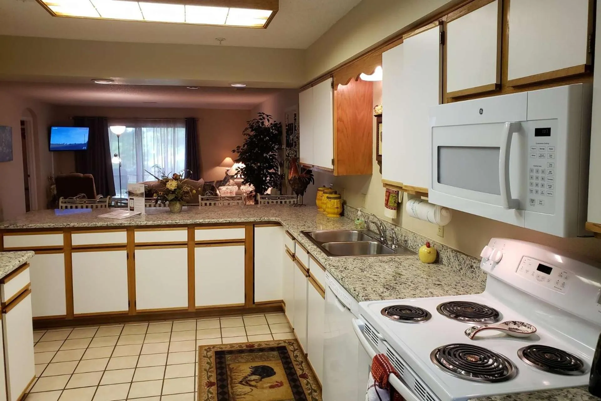 Foothill's Luxury 2BDR Ground Floor Condo in 1000 Hill's