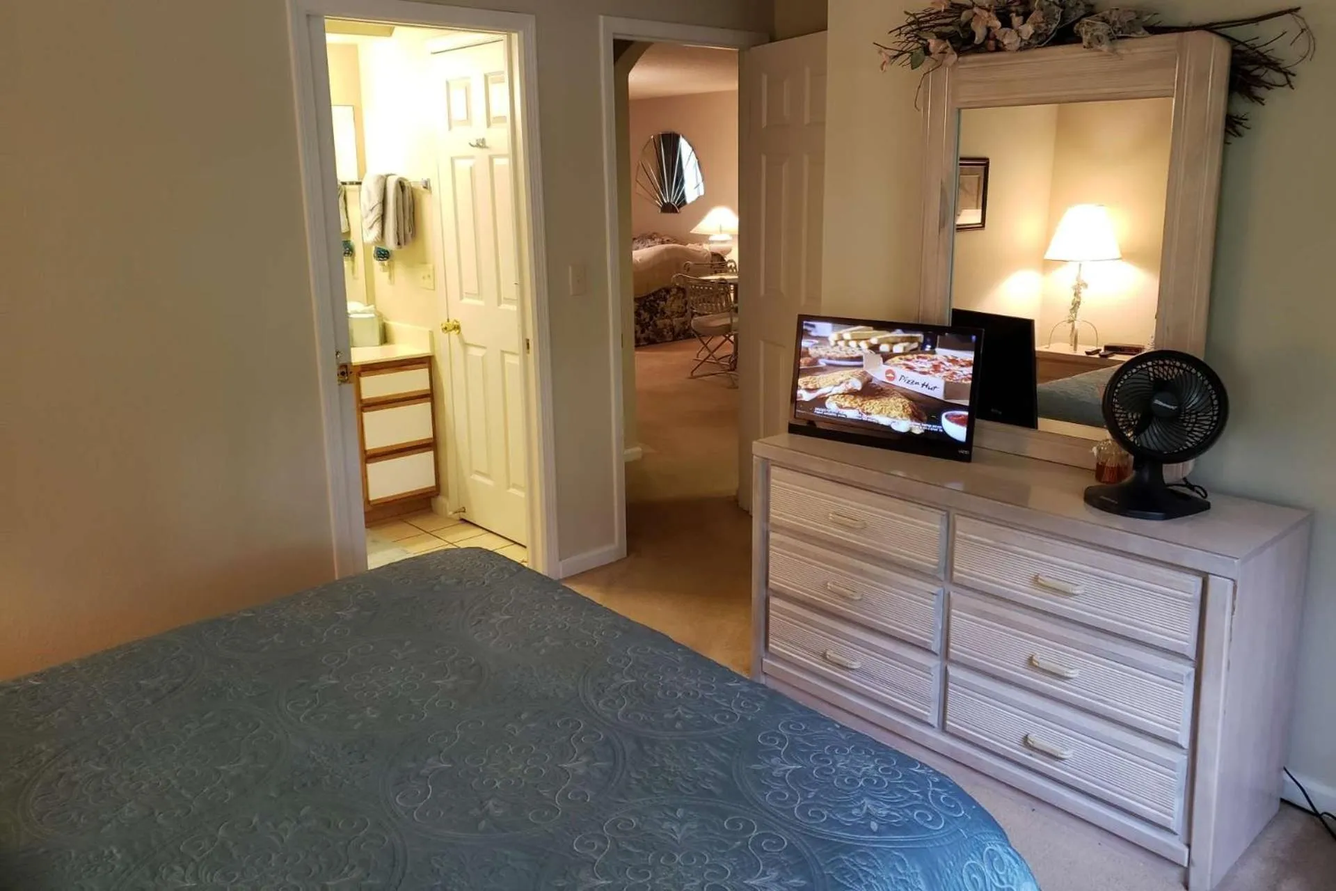 Bed in Foothill's Luxury 2BDR Ground Floor Condo in 1000 Hill's