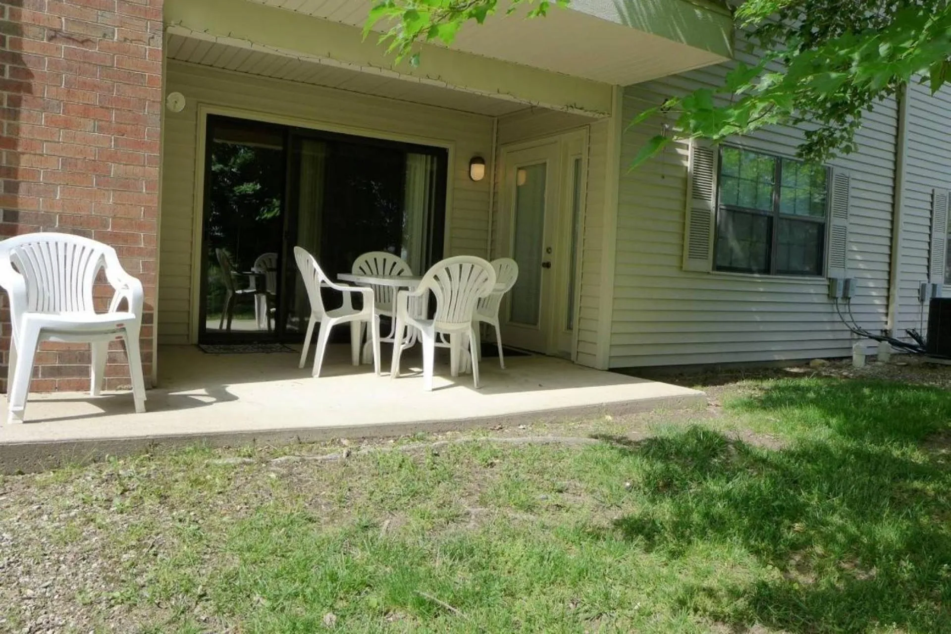 Foothill's Luxury 2BDR Ground Floor Condo in 1000 Hill's