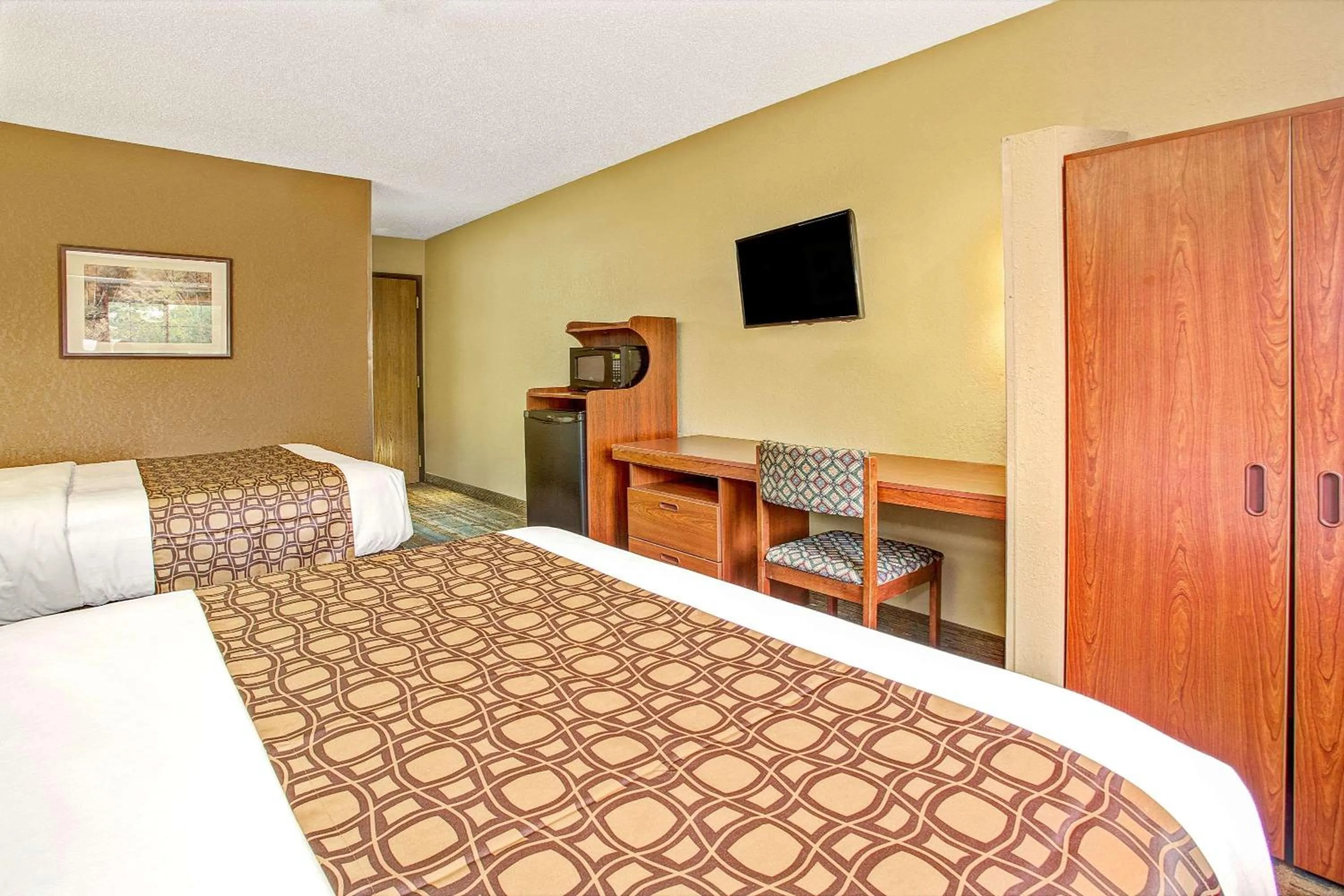 Photo of the whole room, Bed in Microtel Inn & Suites by Wyndham Mason