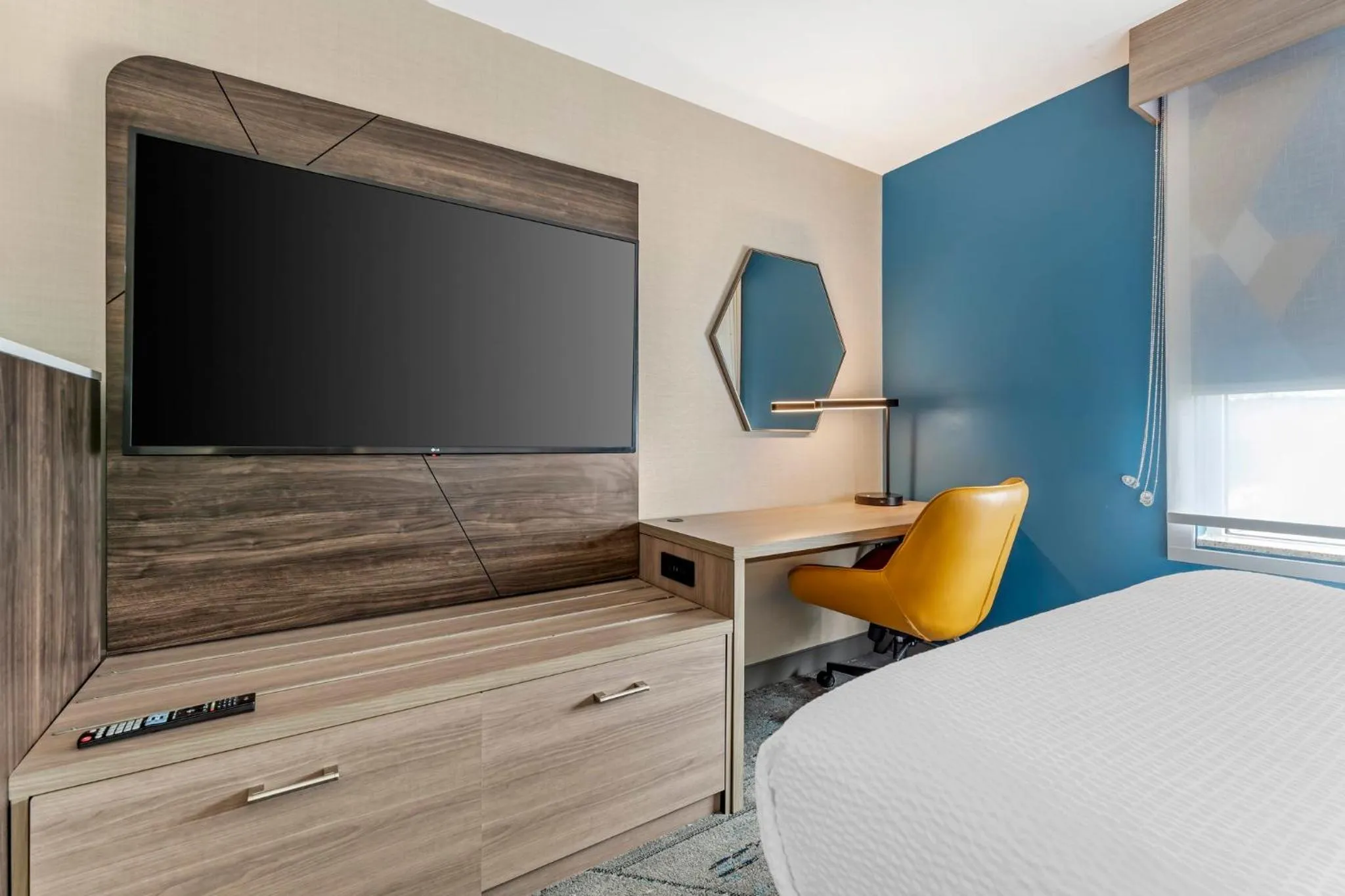 Photo of the whole room, Bed in Holiday Inn Express Pittsburgh - Munhall by IHG