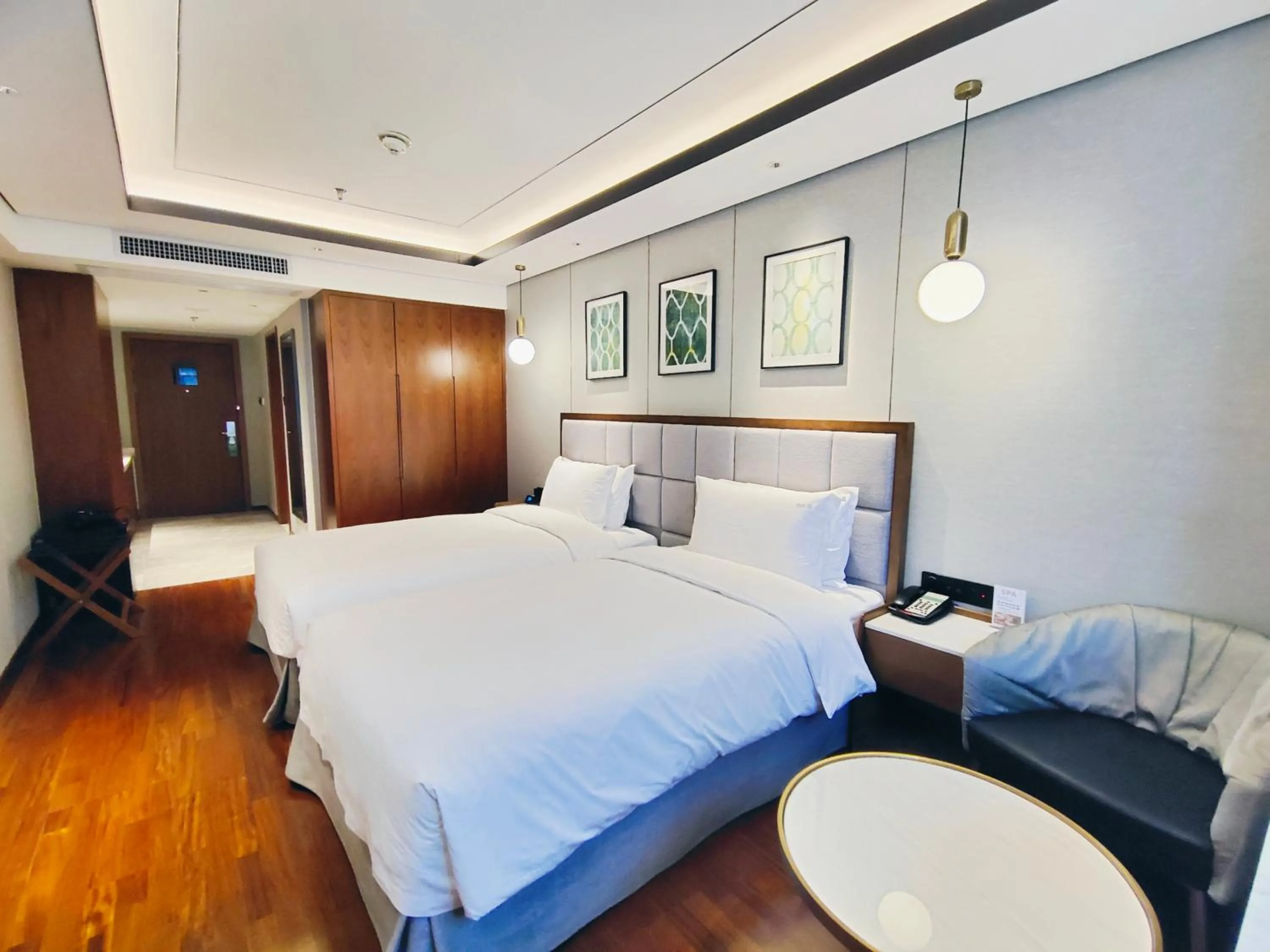Photo of the whole room, Bed in Holiday Inn Suites Xi'an High-Tech Zone by IHG