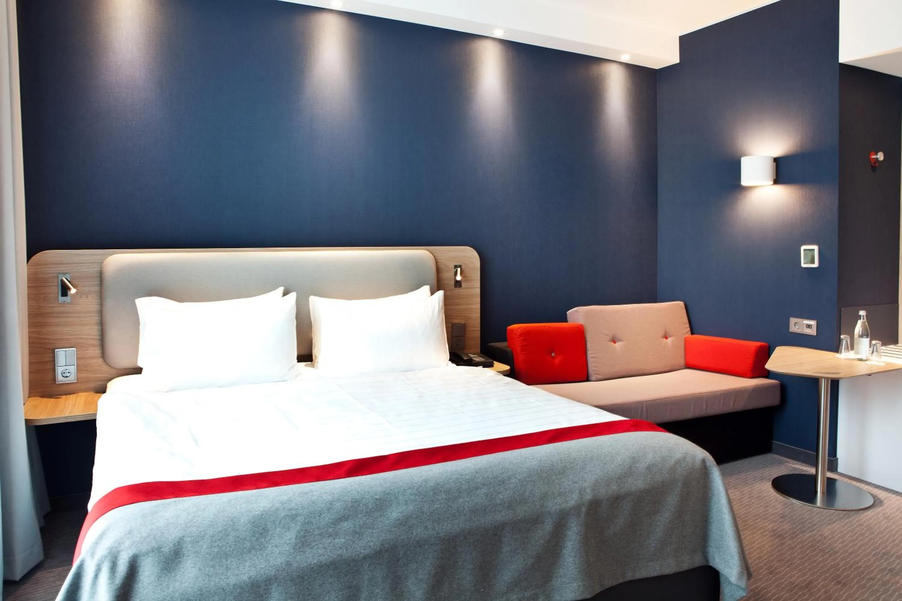 Bedroom, Bed in Holiday Inn Express Oberhausen by IHG