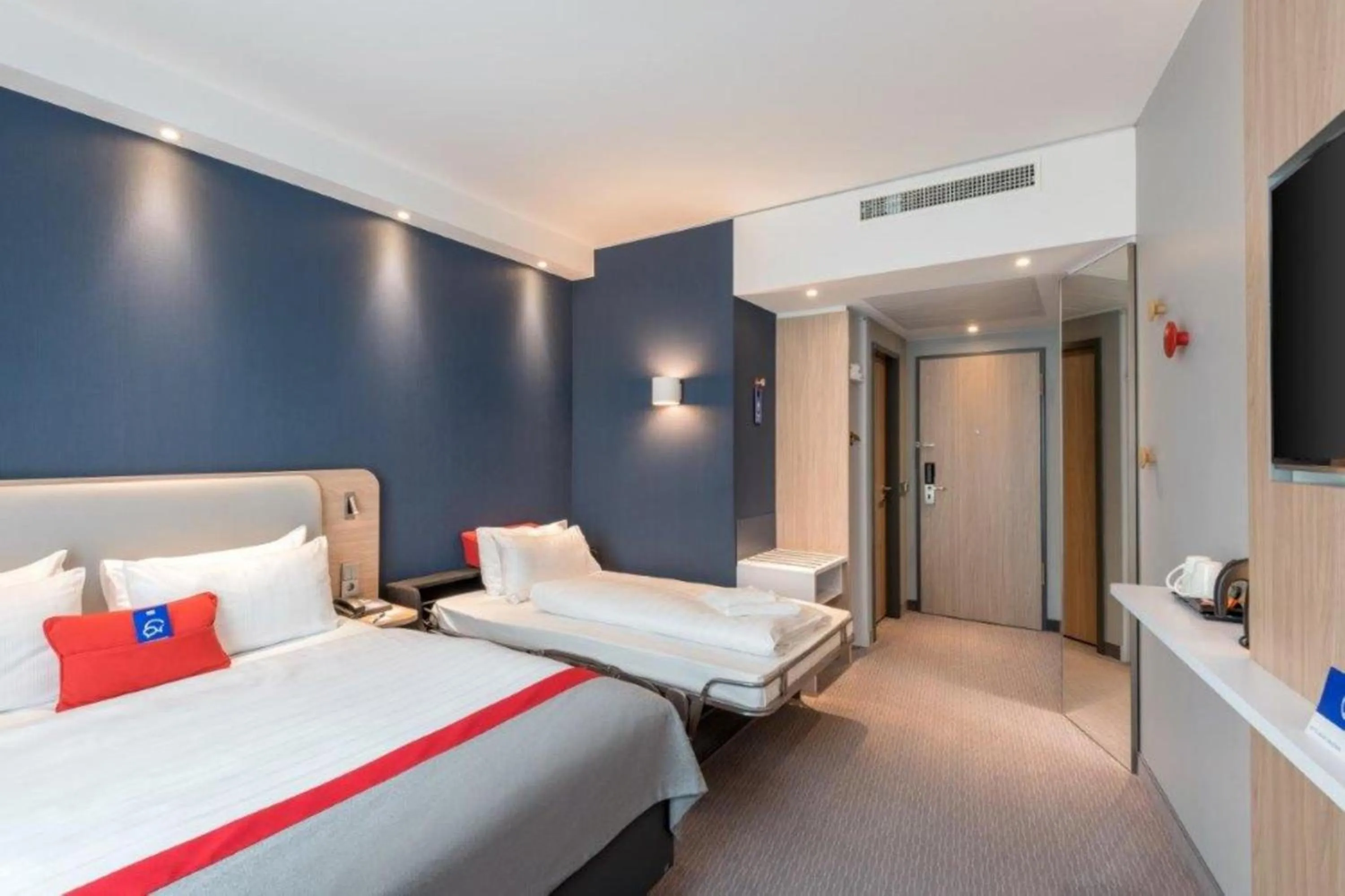 Photo of the whole room, Bed in Holiday Inn Express Oberhausen by IHG