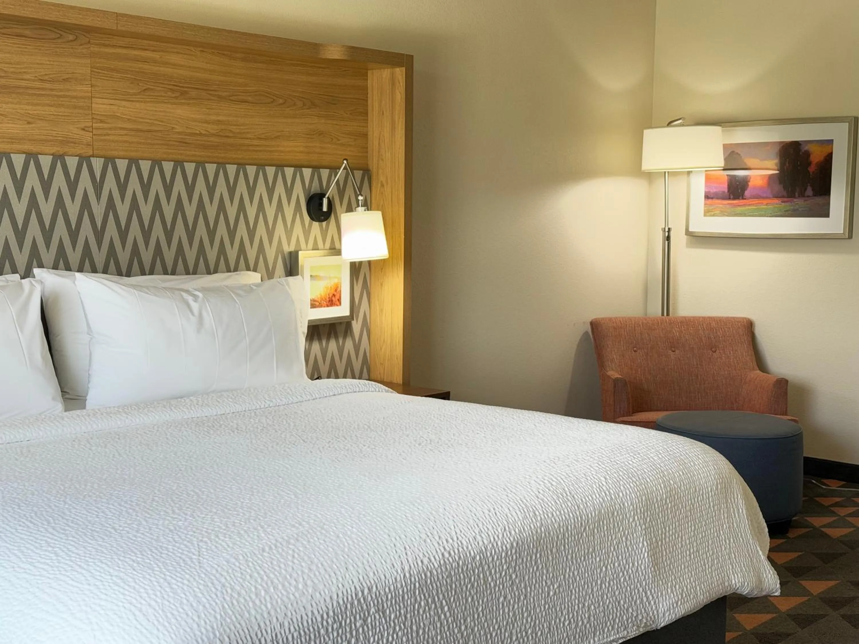 Bed in Holiday Inn & Suites - Fayetteville W-Fort Bragg Area by IHG