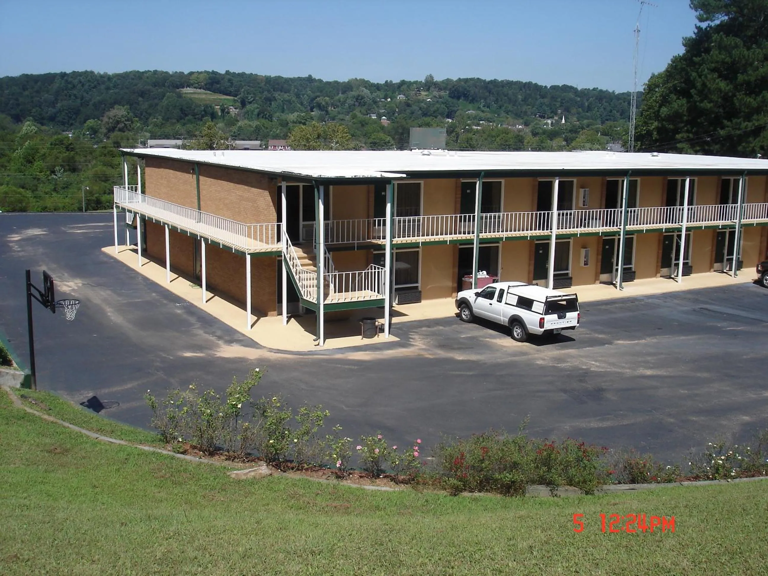 Property building in Budget Inn Top of Ellijay