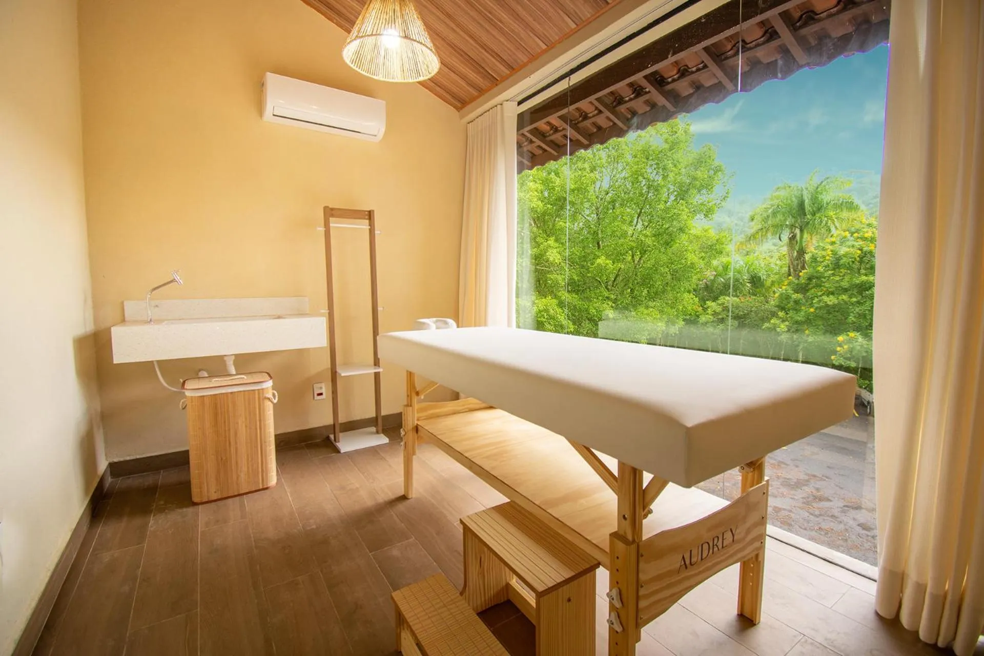 Massage in Oscar Inn Eco Resort