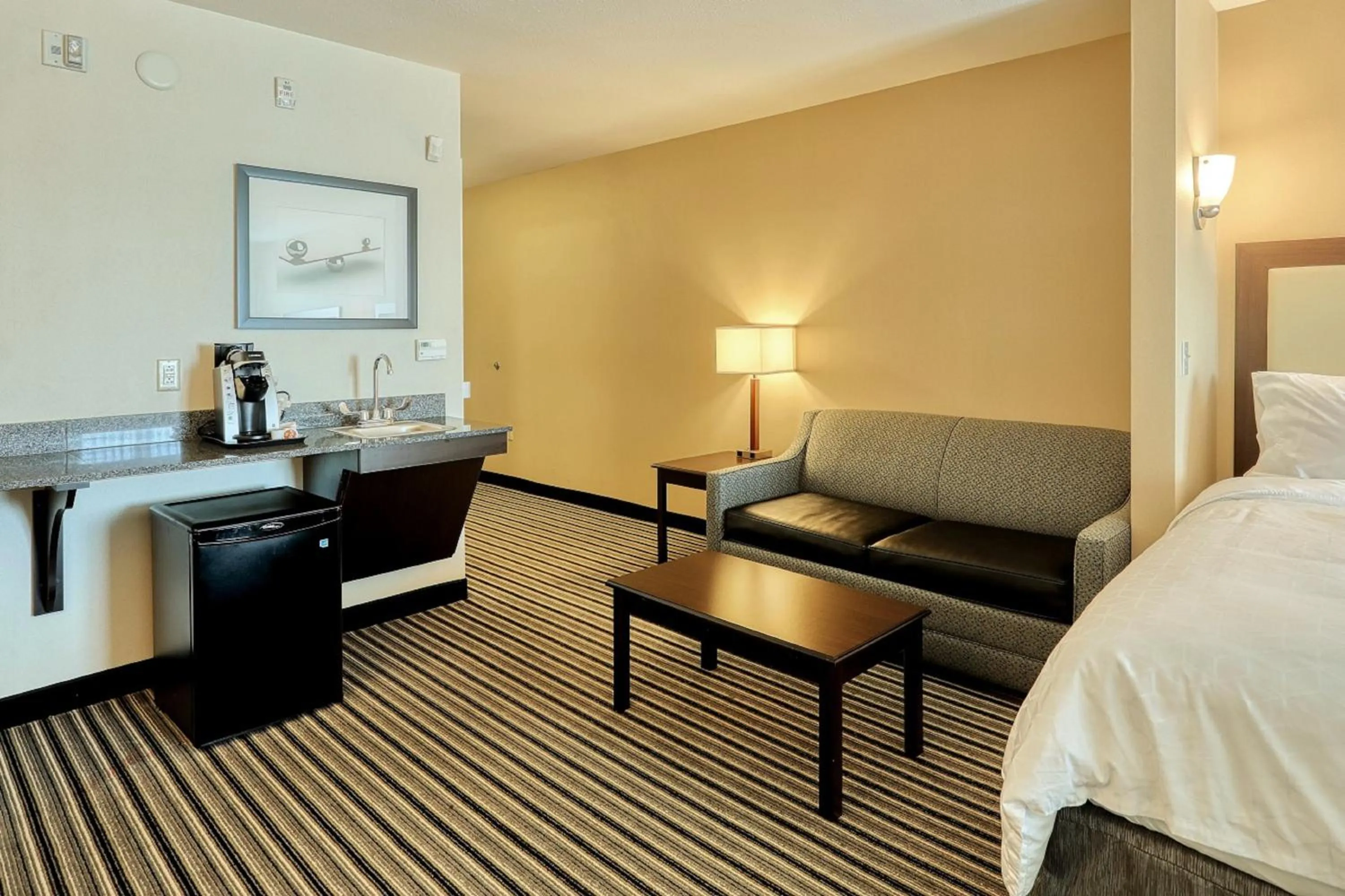 Bedroom, Bed in Holiday Inn Express and Suites Batavia by IHG